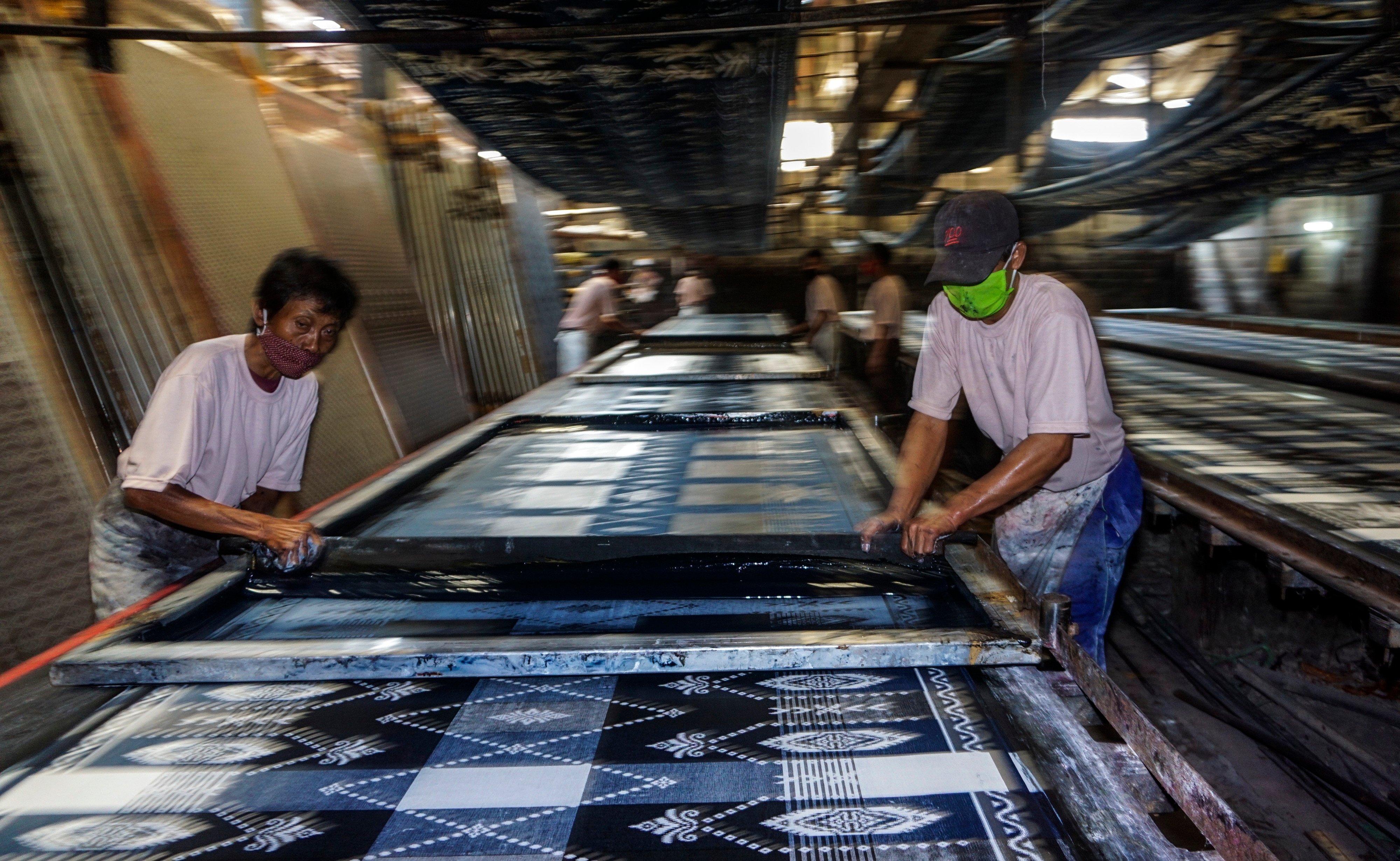 Ilustrasi: Pekerja menyelesaikan pembuatan batik di Pekalongan untuk dieskpor ke Afrika