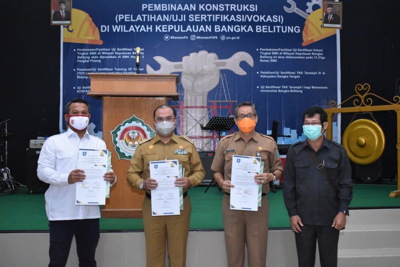 Gubernur Babel Erzaldi Rosman (kedua dari kiri).