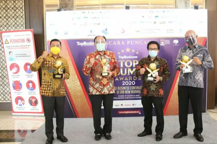 Jajaran Direksi Bank DKI usai menerima penghargaan sebagai BUMD terbaik dari Majalah Top Business dan Institut Otonomi Daerah.  