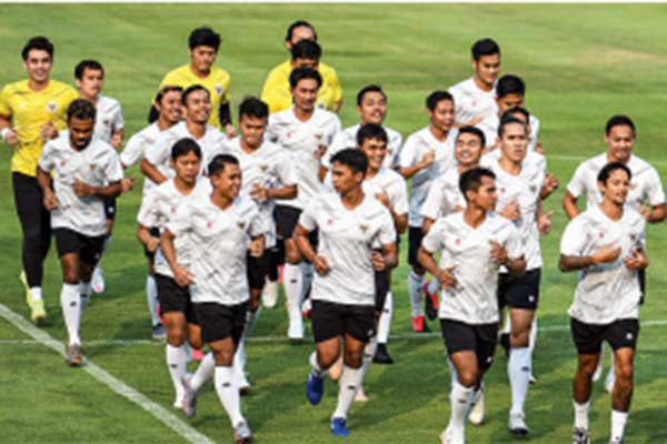 Sejumlah pesepak bola tim nasional Indonesia senior berlari saat mengikuti latihan di Stadion Madya, kompleks Gelora Bung Karno