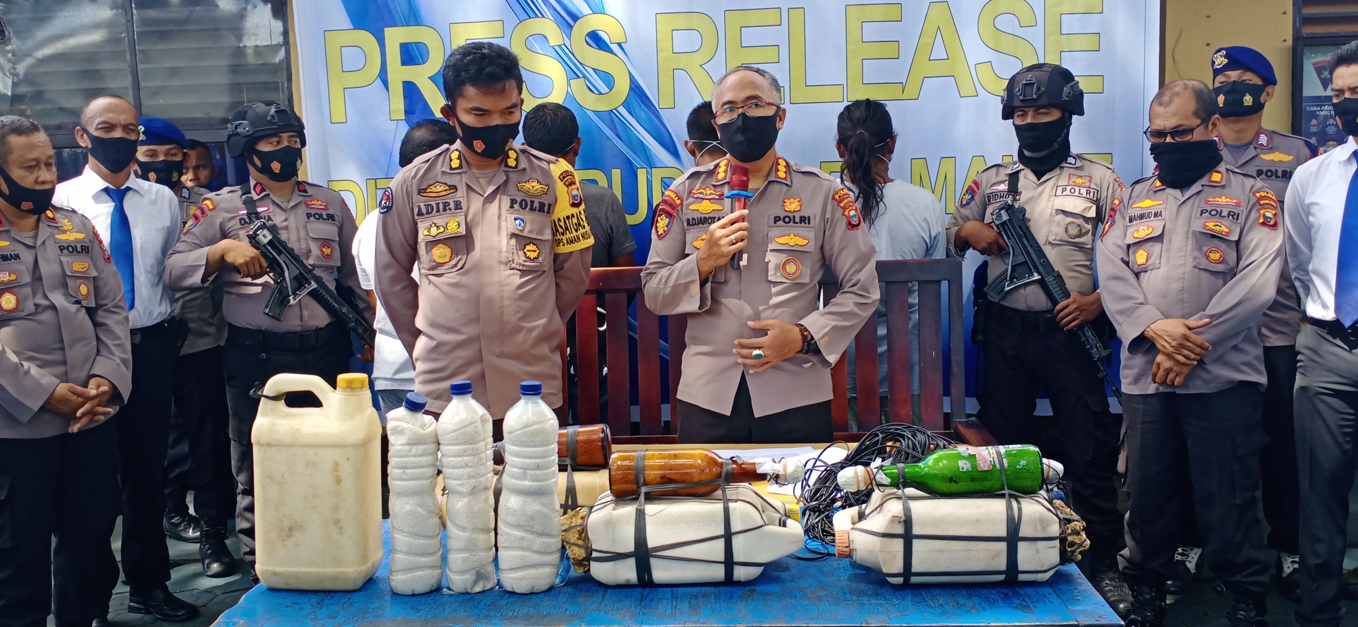 Kombes Pol R. Djarot Agung  menggelar konperensi perspenangkapan tersangka pengebom ikan