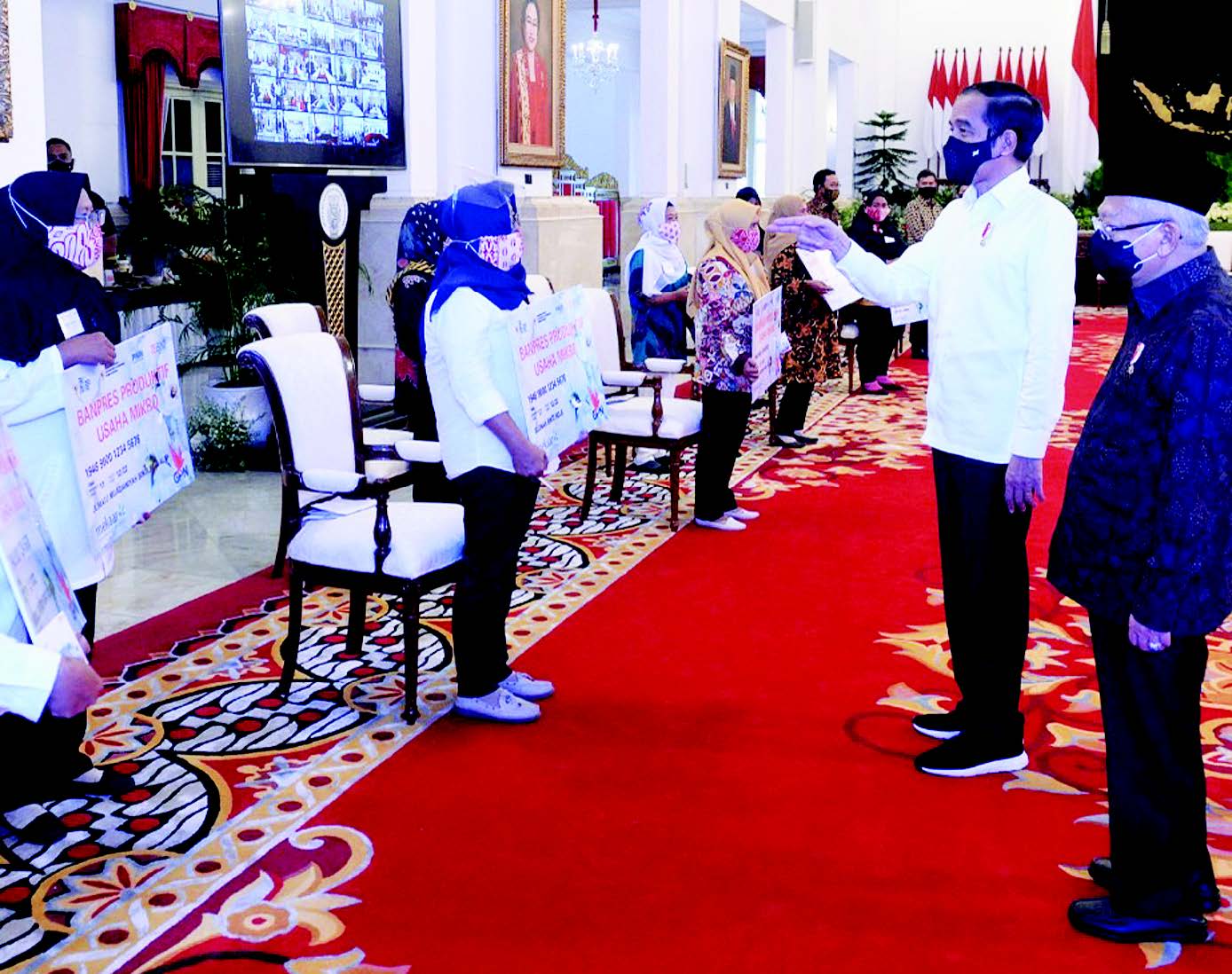 Presiden Joko Widodo bersama Wapres Ma’ruf Amin berbincang dengan penerima banpres produktif bagi pelaku usaha mikro di Jakarta, kemarin.