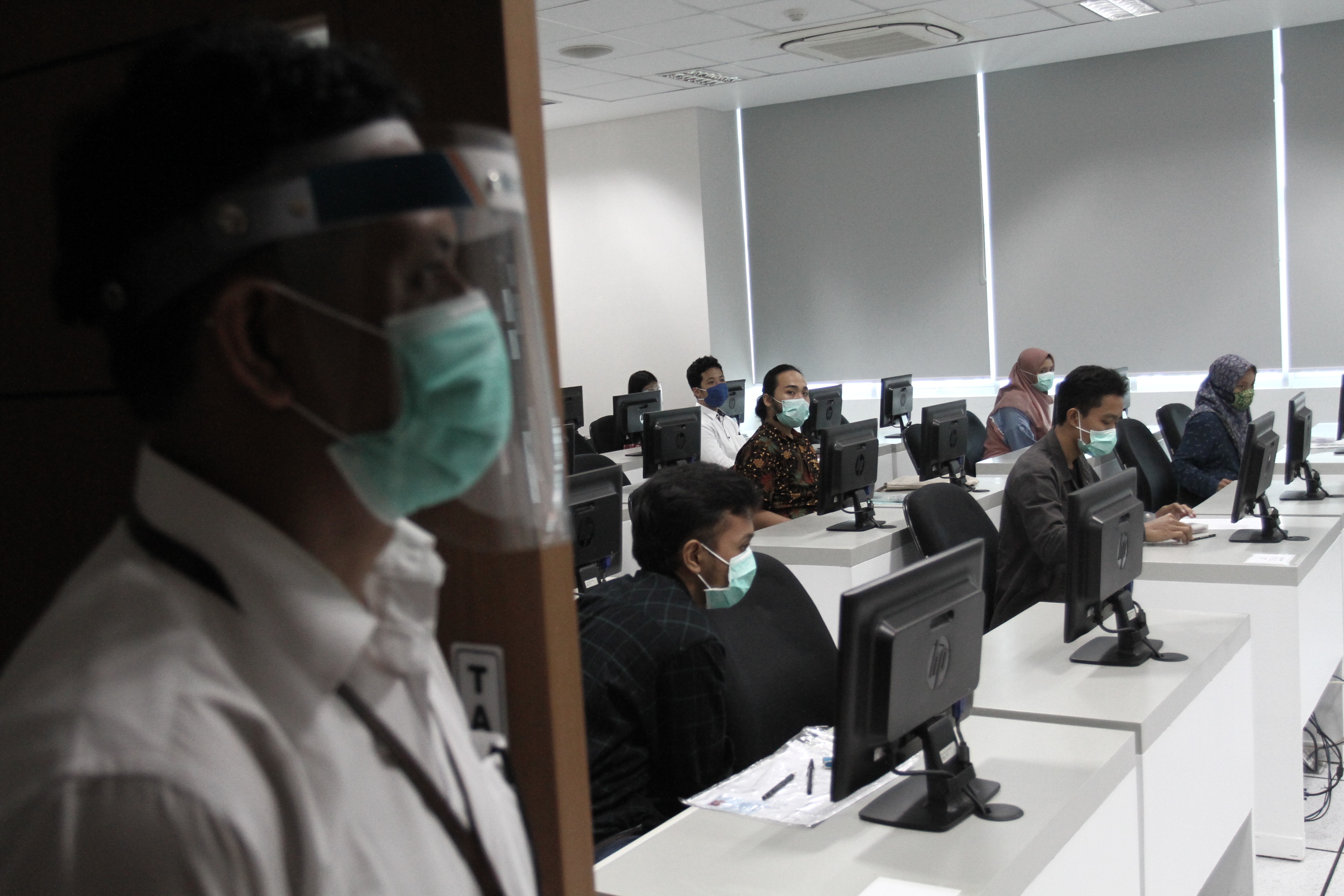 Peserta mengikuti Ujian Tulis Berbasis Komputer (UTBK) saat seleksi masuk perguruan tinggi negeri di Kampus UGM, DI Yogyakarta, Senin (6/7).