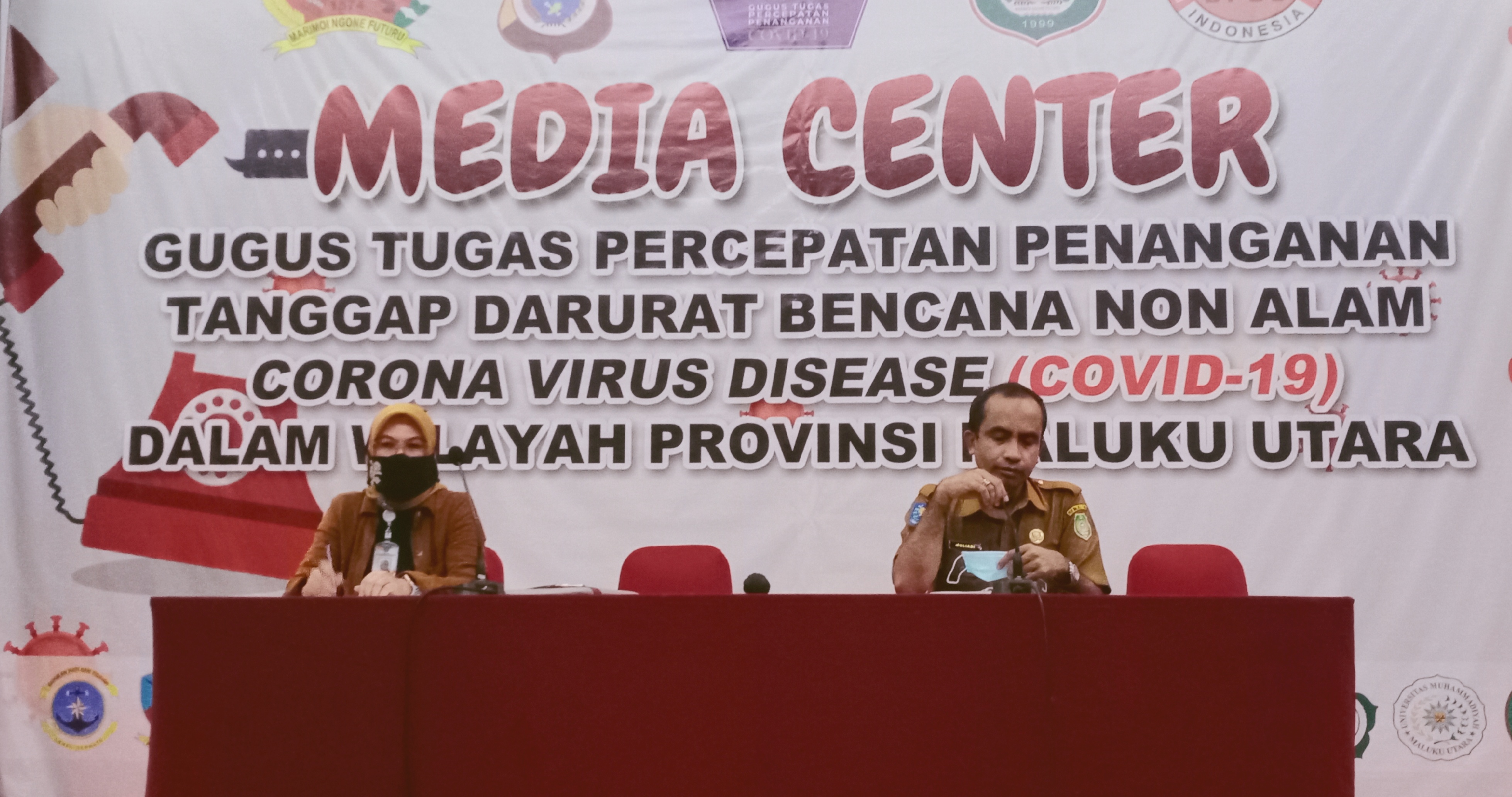 Juru Bicara Gugus Tugas Percepatan Penanganan Virus Corona Malut dr. Alwia Asagaf (kiri) meminta sekolah tatap muka jangan dibuka dulu.