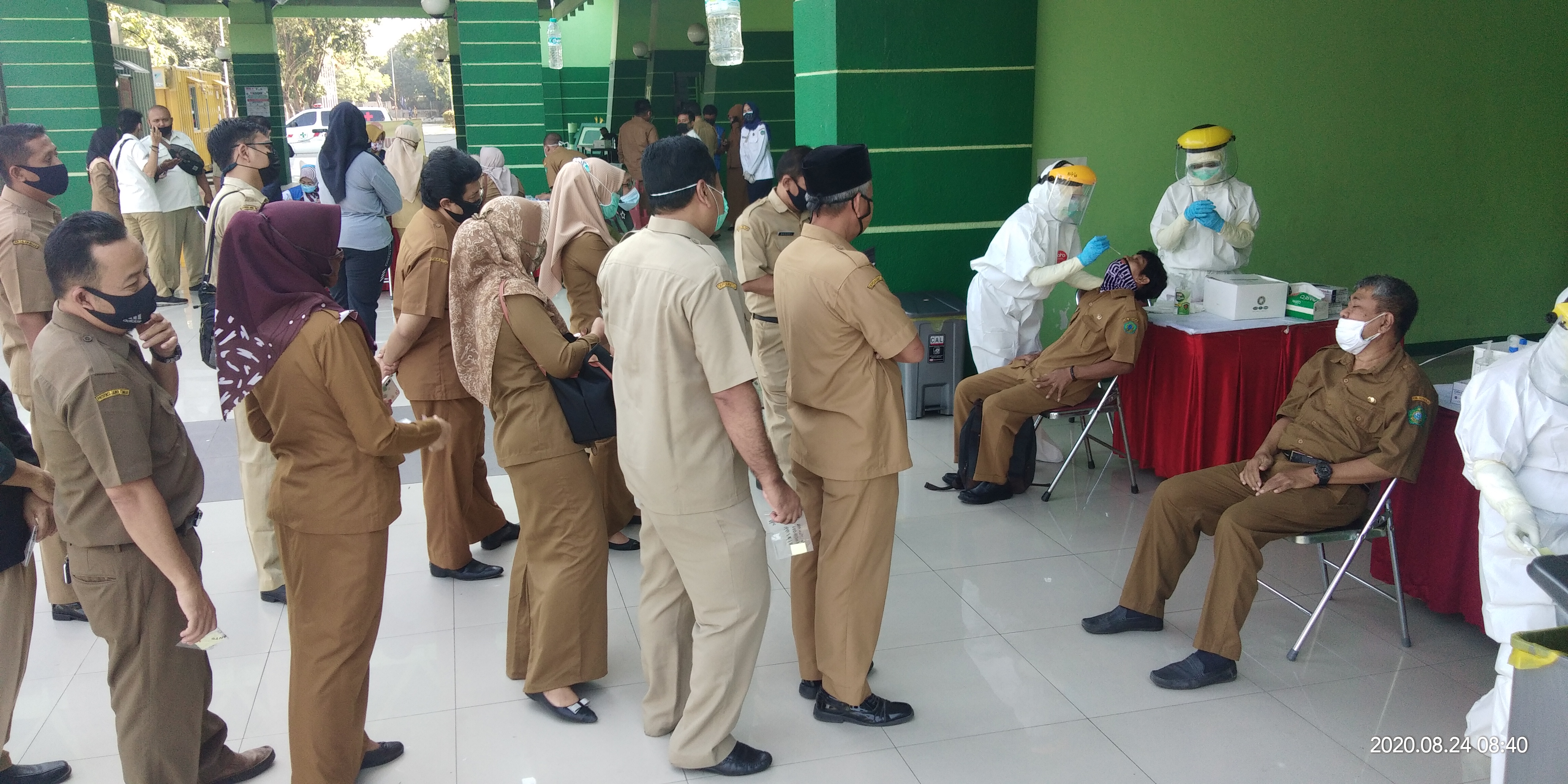 Orang-orang terdekat Plt Bupati Sidoarjo meninggal akibat korona menjalani swab test di Stadion Gelora Delta Sidoarjo, Senin (24/8/2020)