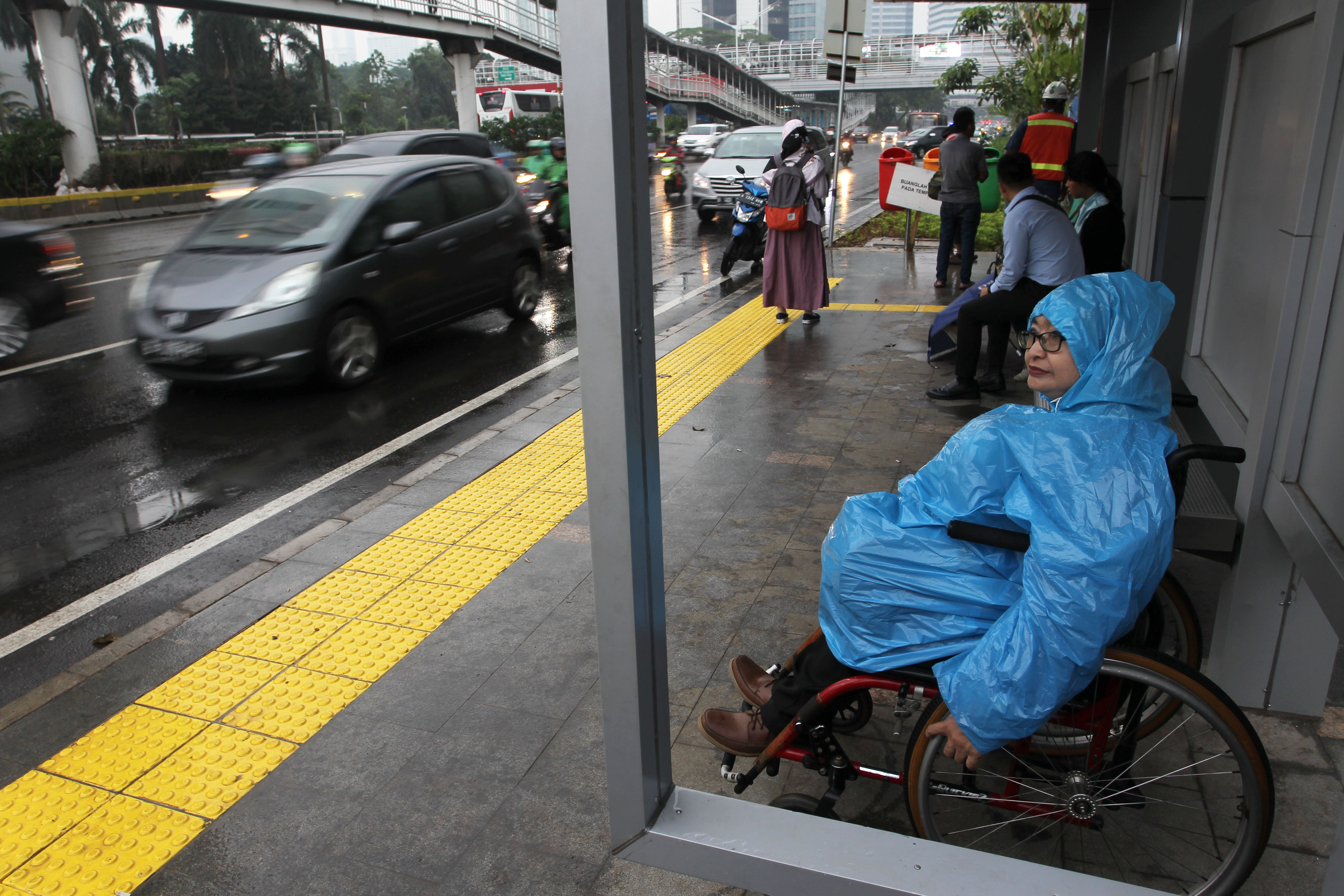Seorang penyandang disabilitas mencoba fasilitas halte ramah disabilitas di kawasan Dukuh Atas, Jakarta.