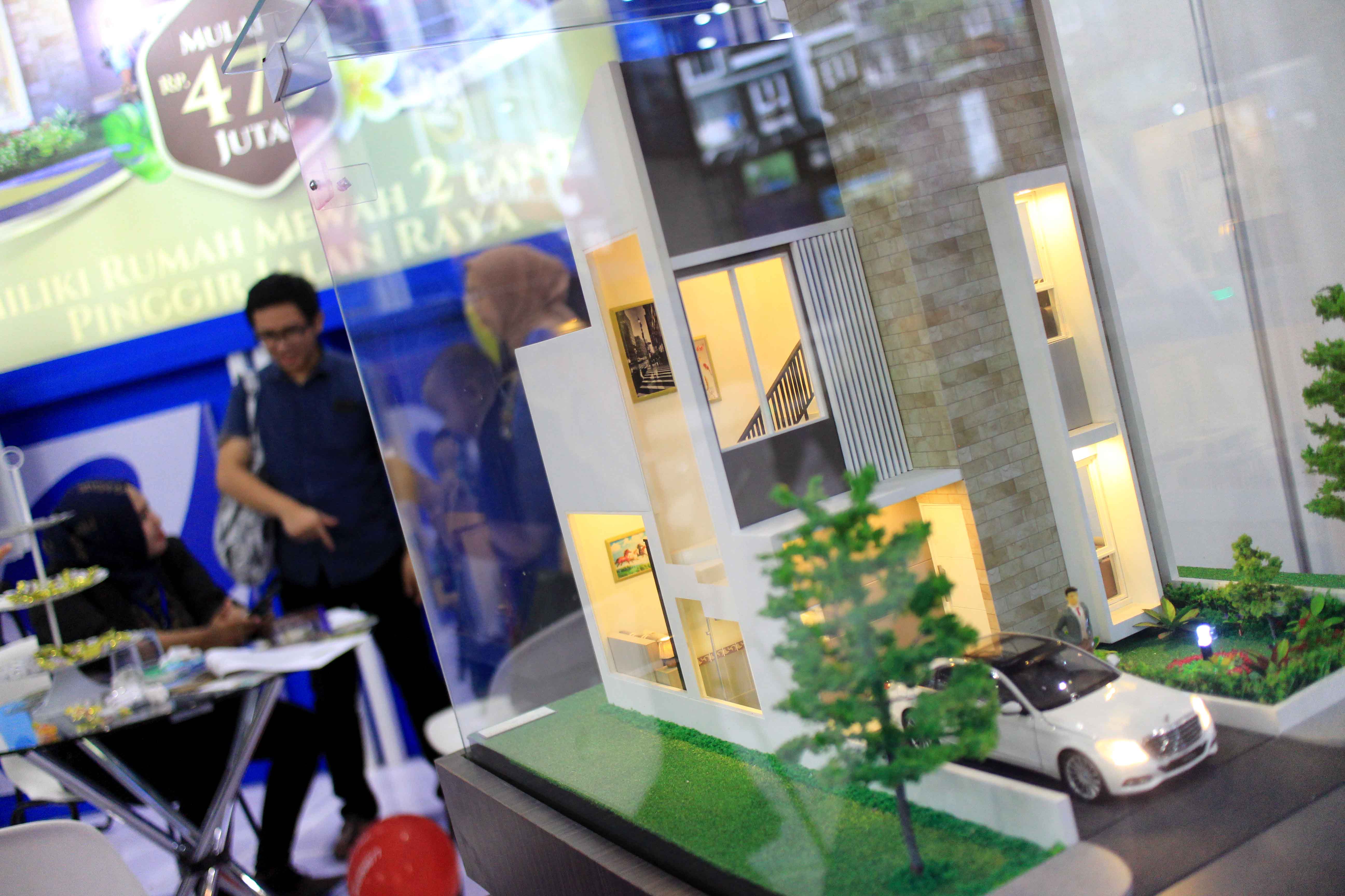 Pengunjung berbincang degan sales penjualan perumahan pada Indonesia Properti Expo (IPEX) di Jakarta Convention Centre. Jakarta, (4/8/19).