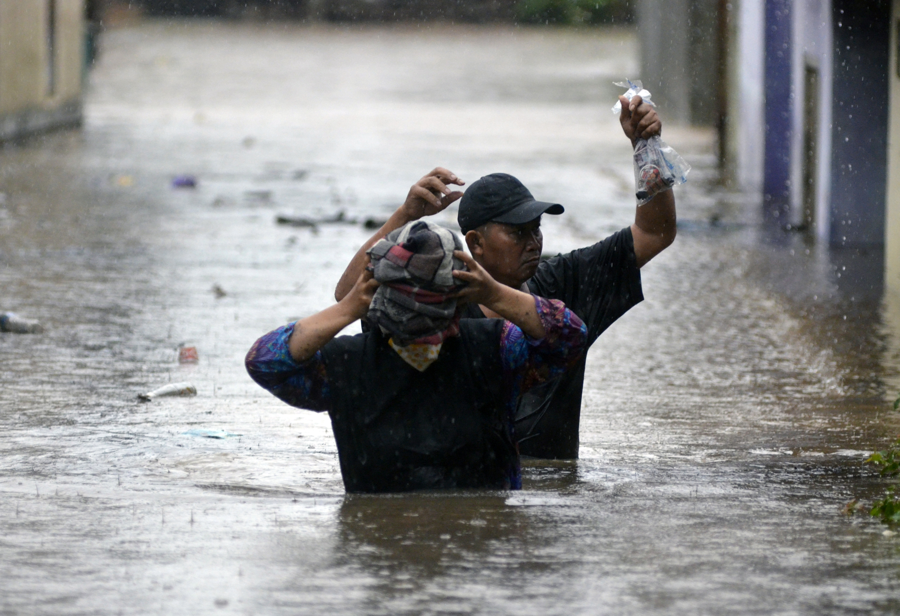  Warga melintasi banjir di Kelurahan Kalibalau Kencana, Kedamaian, Bandar Lampung, Lampung, Rabu (5/8).