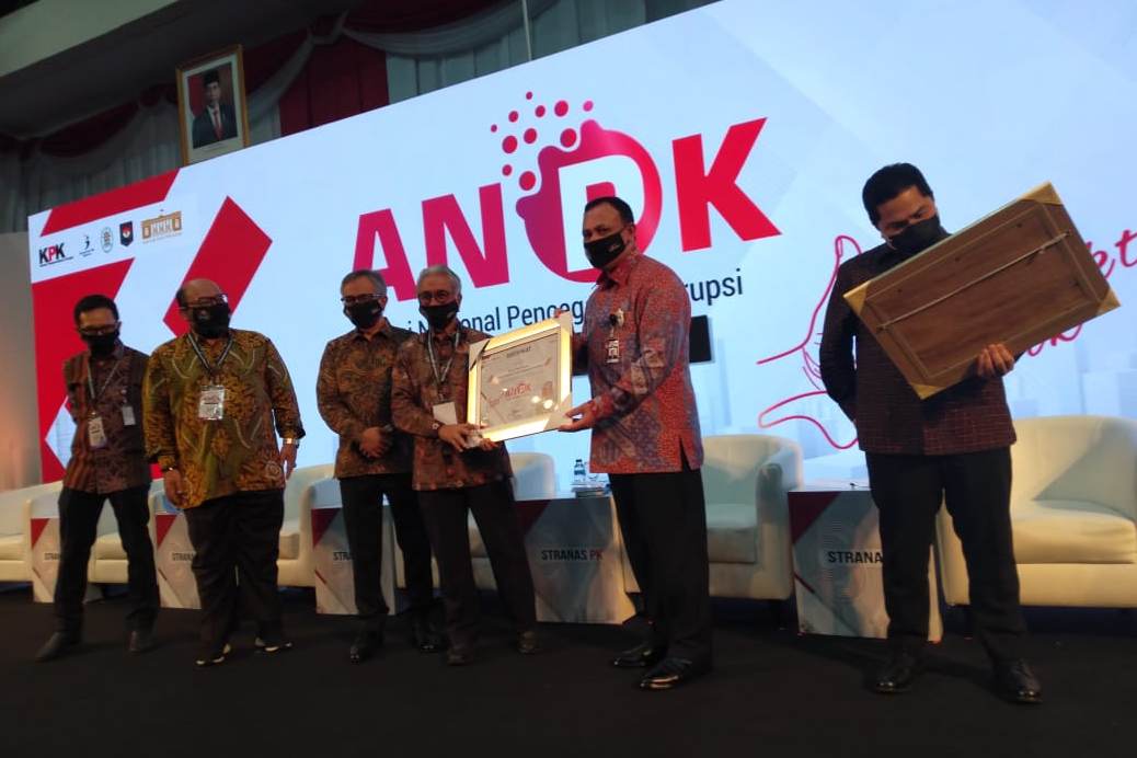 Penyerahan penghargaan dari Ketua KPK Firli Bahuri (kedua dari kanan) kepada Kepala SKK Migas Dwi Soetjipto