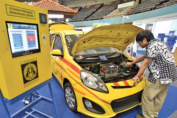 Seorang dosen Universitas Indonesia (UI) mengamati mobil listrik hasil inovasi dan karya dari dosen dan mahasiswa UI
