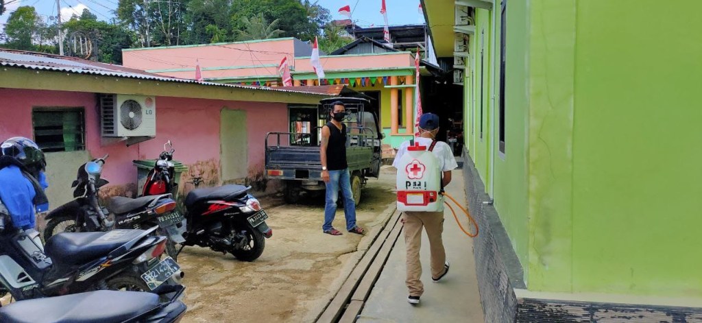 Relawan melakukan penyemprotan disinfektan di lokalisasi Malanu, Kota Sorong Papua Barat, setelah ditemukan 9 pasien covid-19.