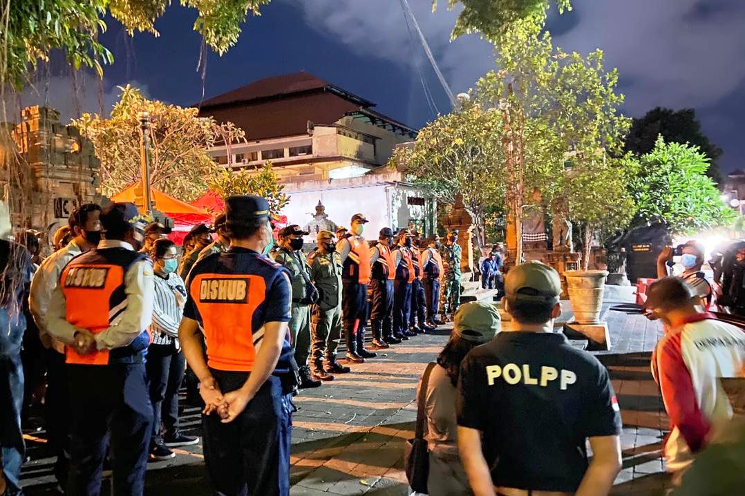 Satpol PP Kota Denpasar tengah menertibkan pedagang di pasar tumpah di Jalan Gajah Mada Denpasar, Sabtu (1/8).