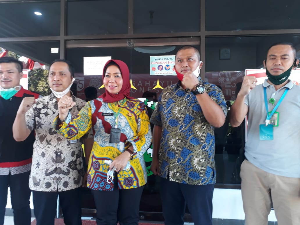 Kepala Kejaksaan Karawamlng Rohayatie (Tengah Kiri) dan Kasipidsus Prasetyo Budi Utoyo (Tengah Kanan)