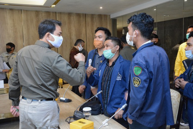 Wakil Ketua DPR RI Azis Syamsuddin menerima perwakilan Badan Eksekutif Mahasiswa se-Jabodetabek membahas RUU Cipta Kerja.  