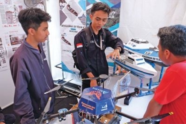 Mahasiswa Universitas Sebelas Maret (UNS) Solo menjelaskan hasil inovasi pendidikan pada Pameran Produk Inovasi di Kampus UNS, Solo, (13/3).