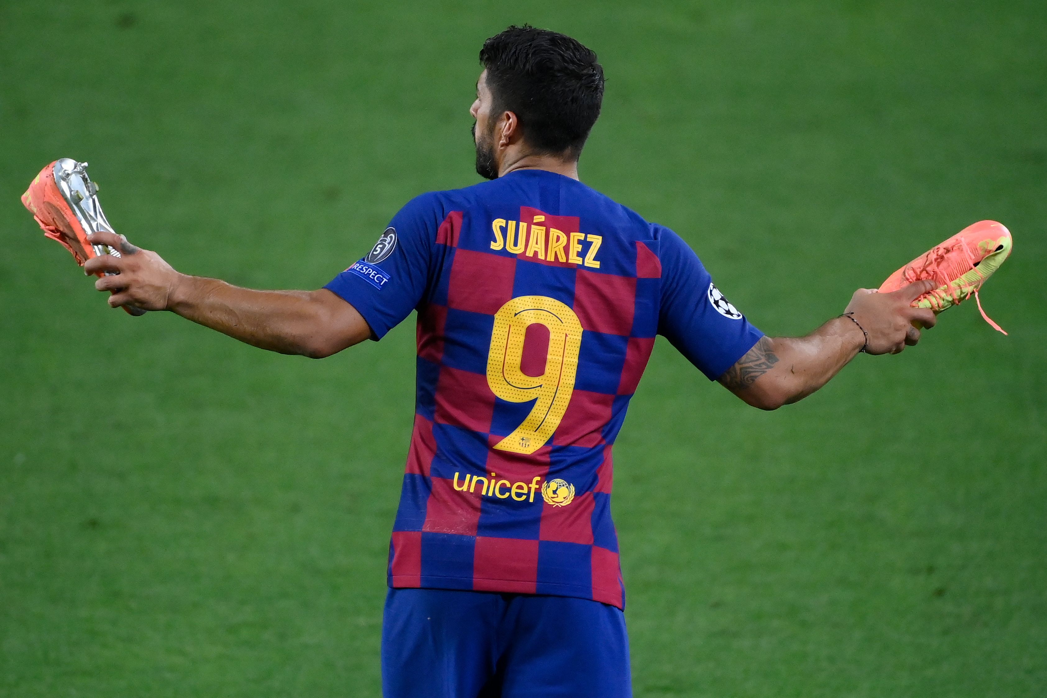 Penyerang Barcelona Luis Suarez merayakan kemenangan timnya selepas laga 16 besar Liga Champions melawan Napoli.