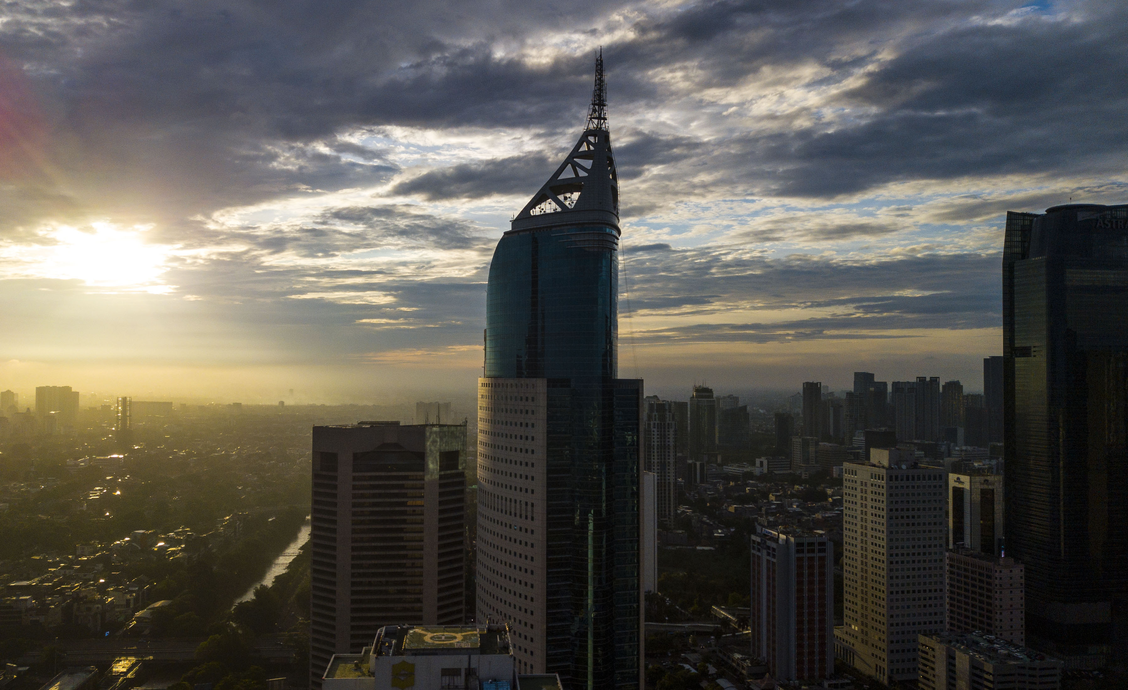 Foto udara gedung pencakar langit di wilayah Jakarta.