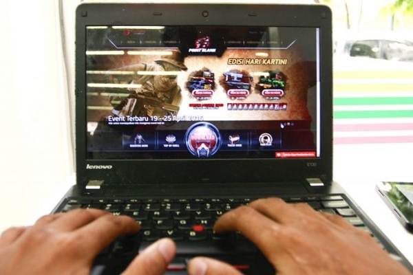 Ilustrasi -- Memainkan game online Point Blank  