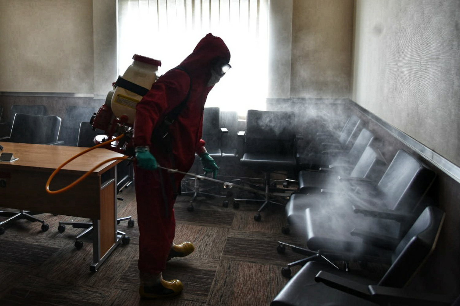 Sejumlah petugas Pemadam Kebakaran Jakarta Pusat menyemprotkan cairan disinfektan di area Gedung DPRD DKI Jakarta, Rabu (29/7).
