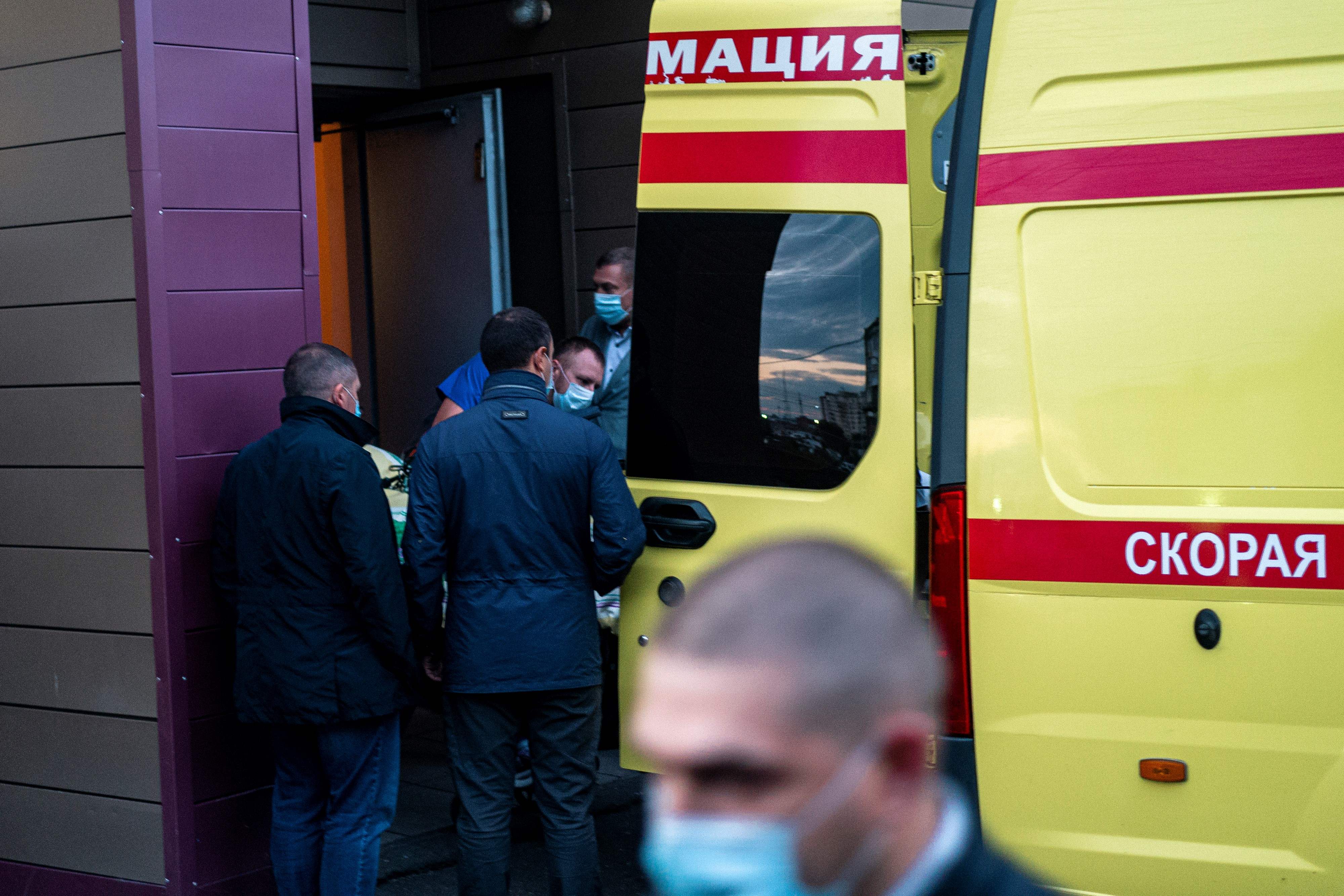Petugas medis memuat Alexei Navalny di ambulans di Rumah Sakit Darurat Omsk No 1 tempat Navalny dirawat setelah dia jatuh sakit  