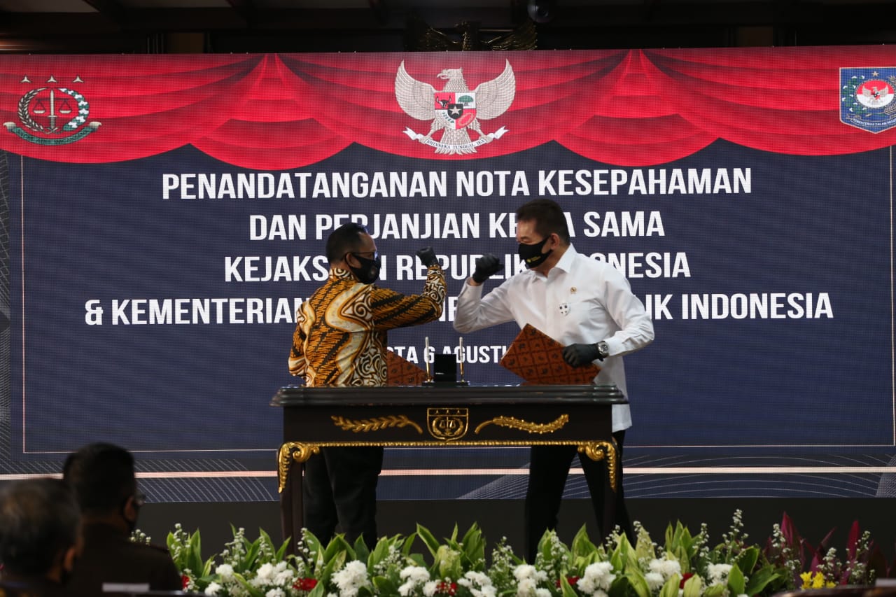 Mendagri Tito Karnavian dan Jaksa Agung ST Burhanuddin dalam penandatangan kerja sama pemanfaatan data kependudukan di Kejaksaan Agung.