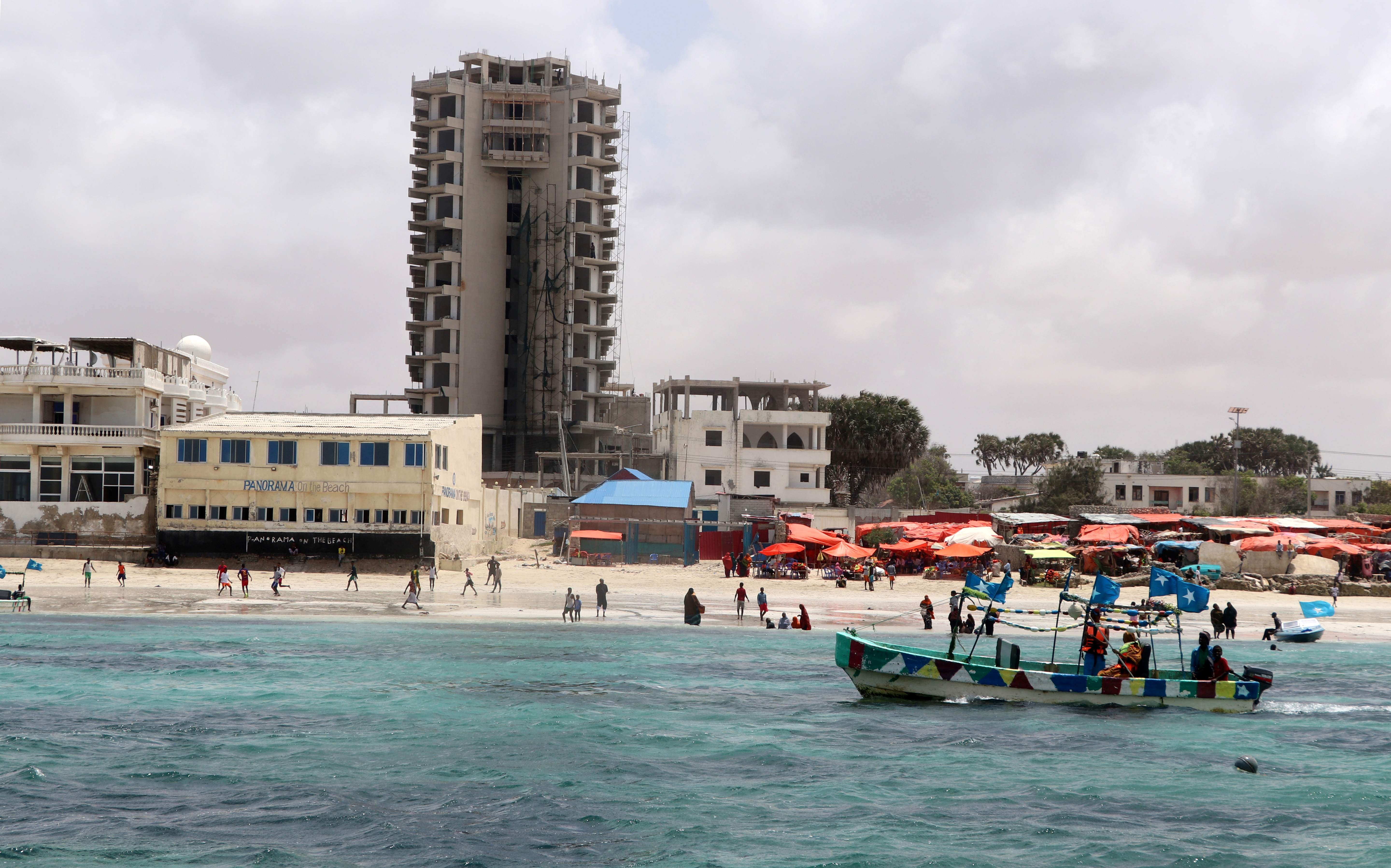 Pemandangan di Pantai Lido, Mogadishu, Somalia, tempat serangan teror berlangsung pada Minggu (16/8).
