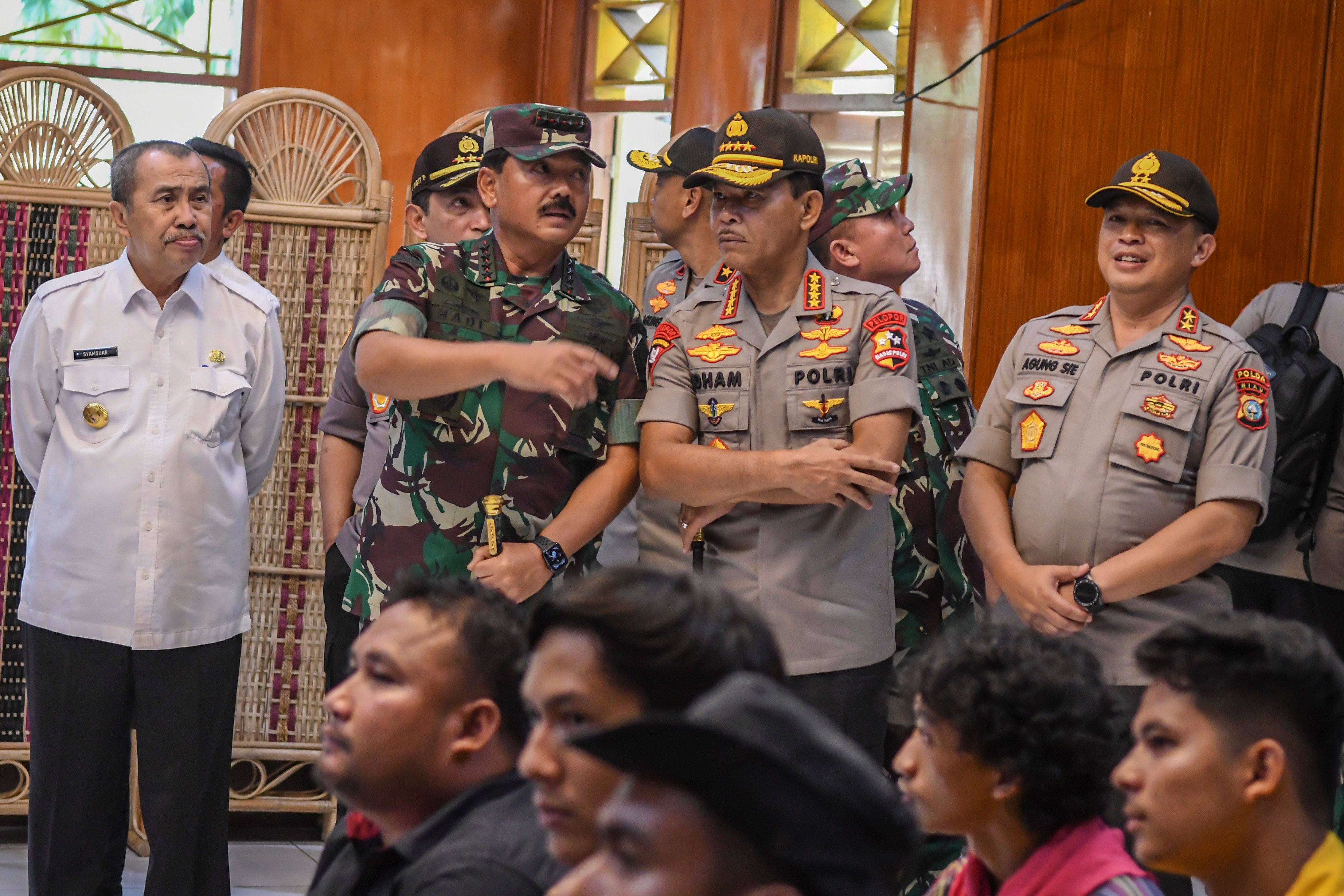 Panglima TNI Marsekal TNI Hadi Tjahjanto (kedua kiri) bersama Kapolri Jenderal Pol Idham Azis (ketiga kiri).