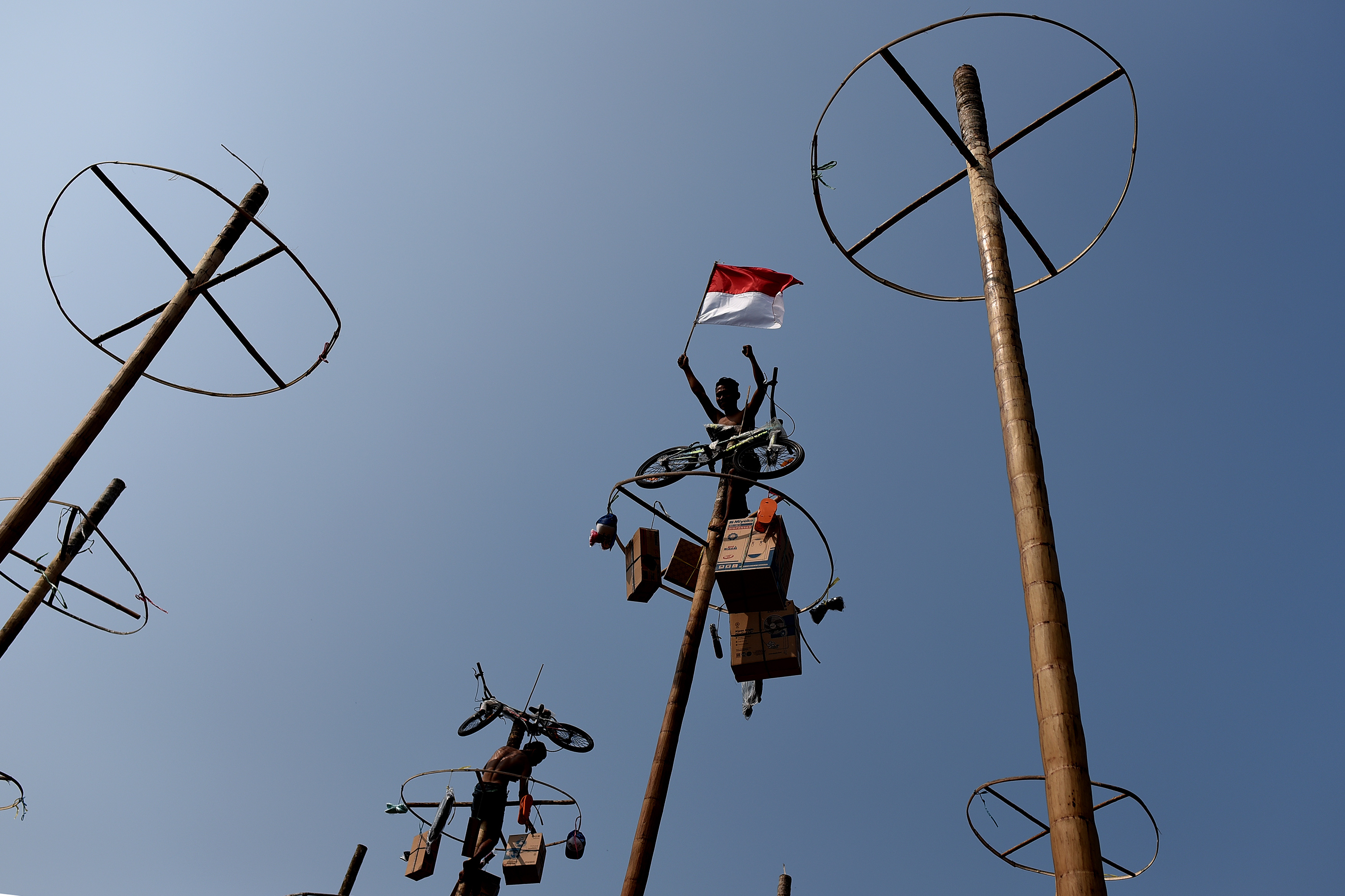 Warga mengikuti lomba panjat pinang dalam rangka HUT ke-74 Kemerdekaan RI di Pantai Karnaval, Ancol, Jakarta.