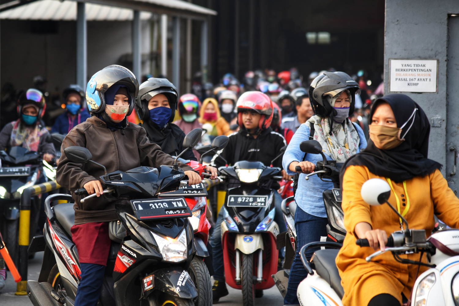 Buruh meninggalkan pabrik ketika jam pulang kerja di kawasan Cikupa, Kabupaten Tangerant, Banten, Jumat (17/4). 