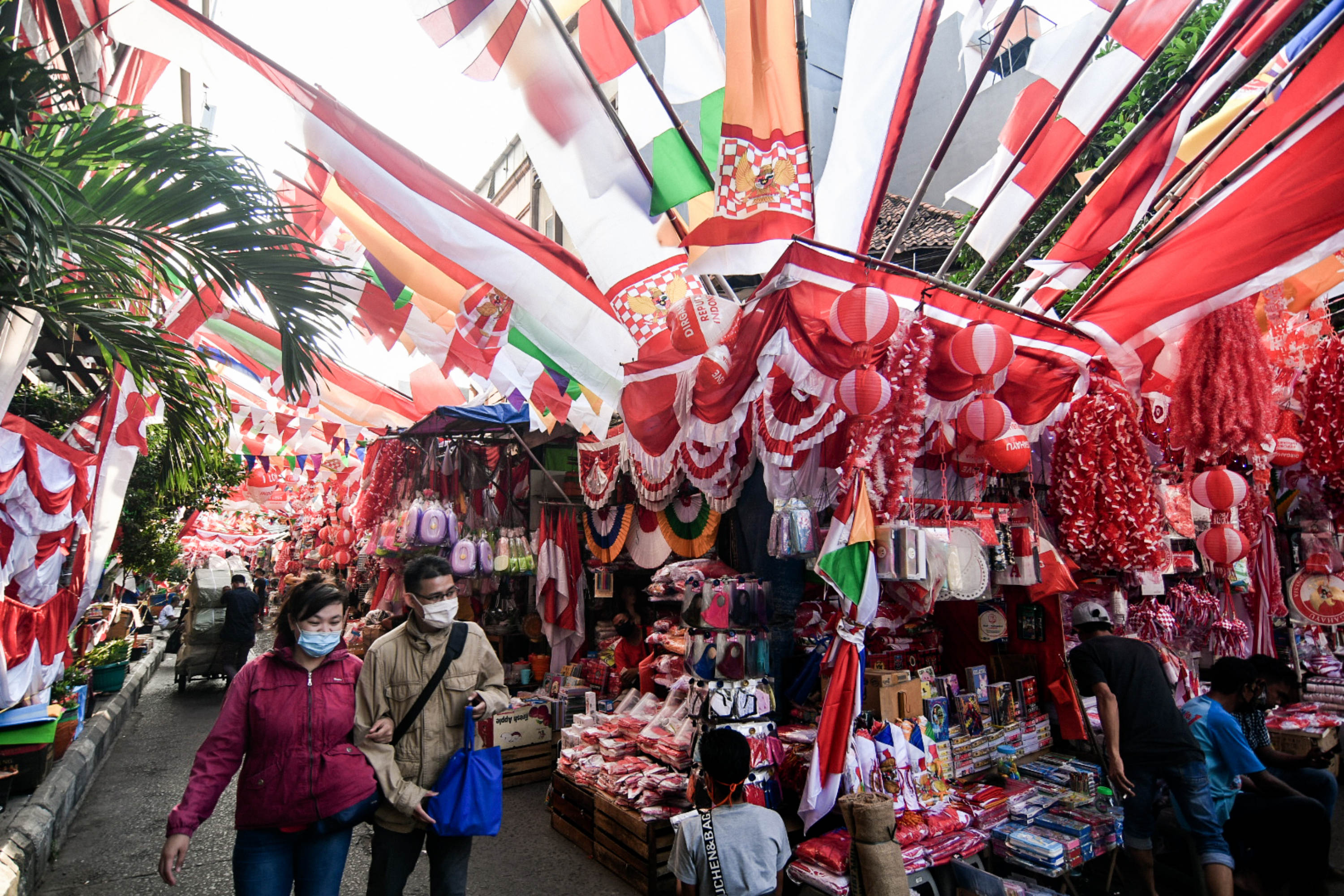 Suasana Pasar Jatinegara yang mulai menjual pernak-pernik Hari Kemerdekaan.