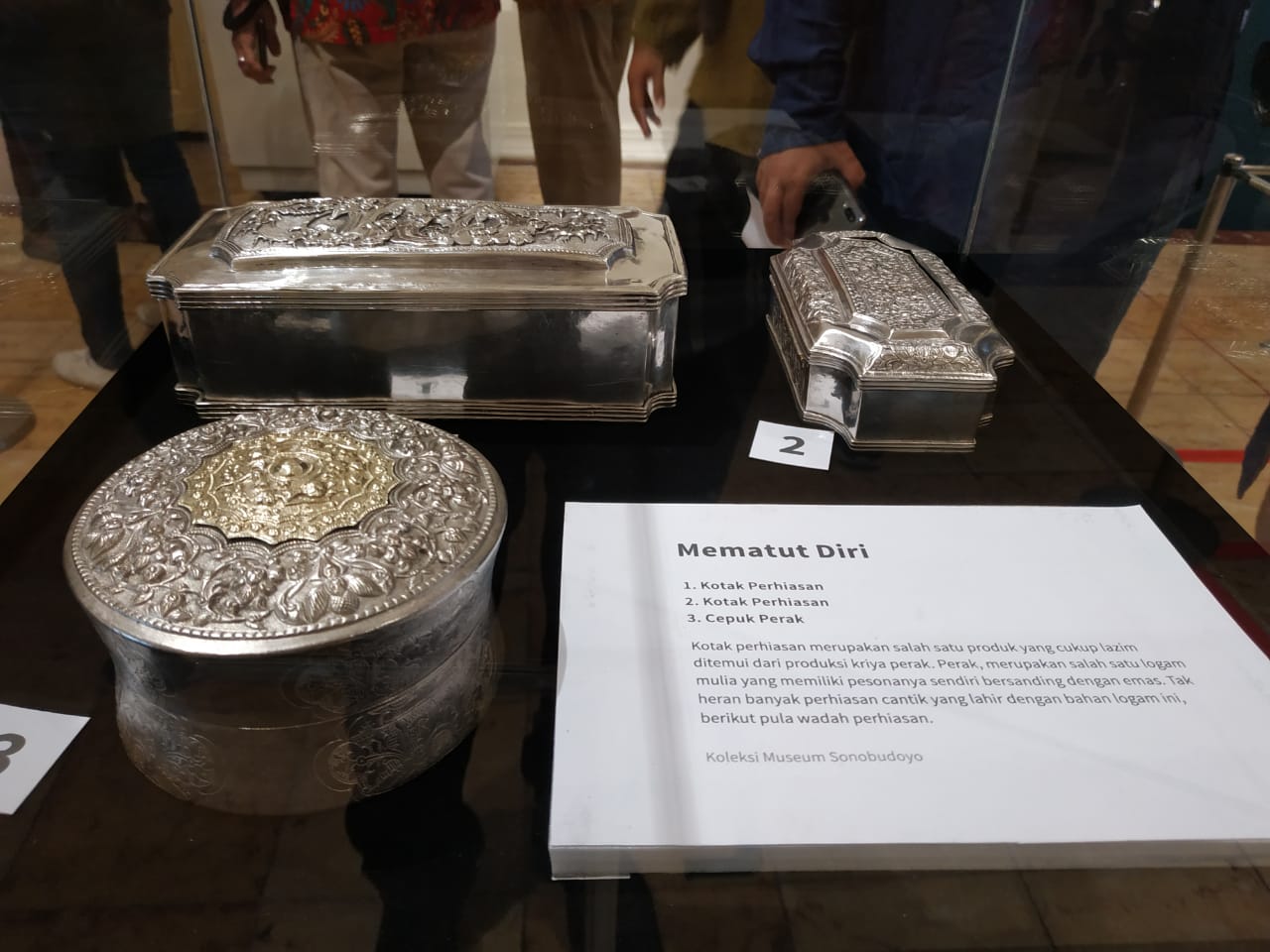 Kerajinan perak Kotagede yang dipamerkan di Museum  Sonobudoyo, Yogyakarta. Perak Kotagede mampu bertahan dari masa kolonial hingga sekarang