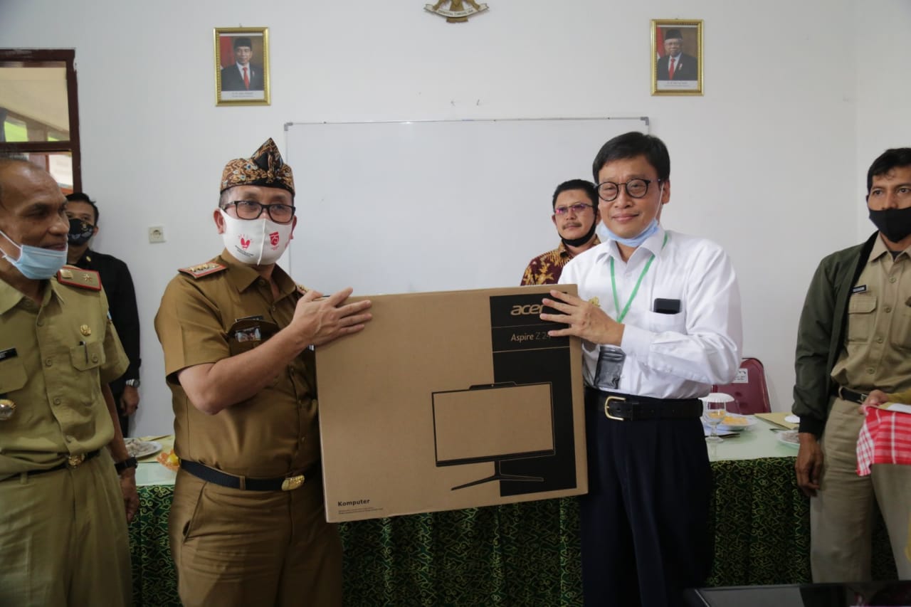 Bupati Cirebon Imron (kiri) dan Kepala BPPSDMP Kementan Dedi Nursyamsi.