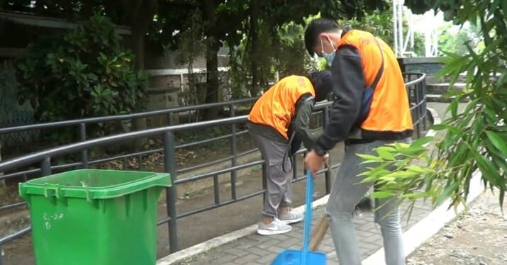Warga Kabupaten Cianjur yang kedapatan tidak bermasker saat di luar rumah, dikenai sanksi membersihkan fasilitas umum.