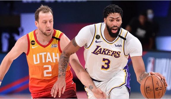 Pemain Los Angeles Lakers Anthony Davis (kanan) dalam laga melawan Utah Jazz
