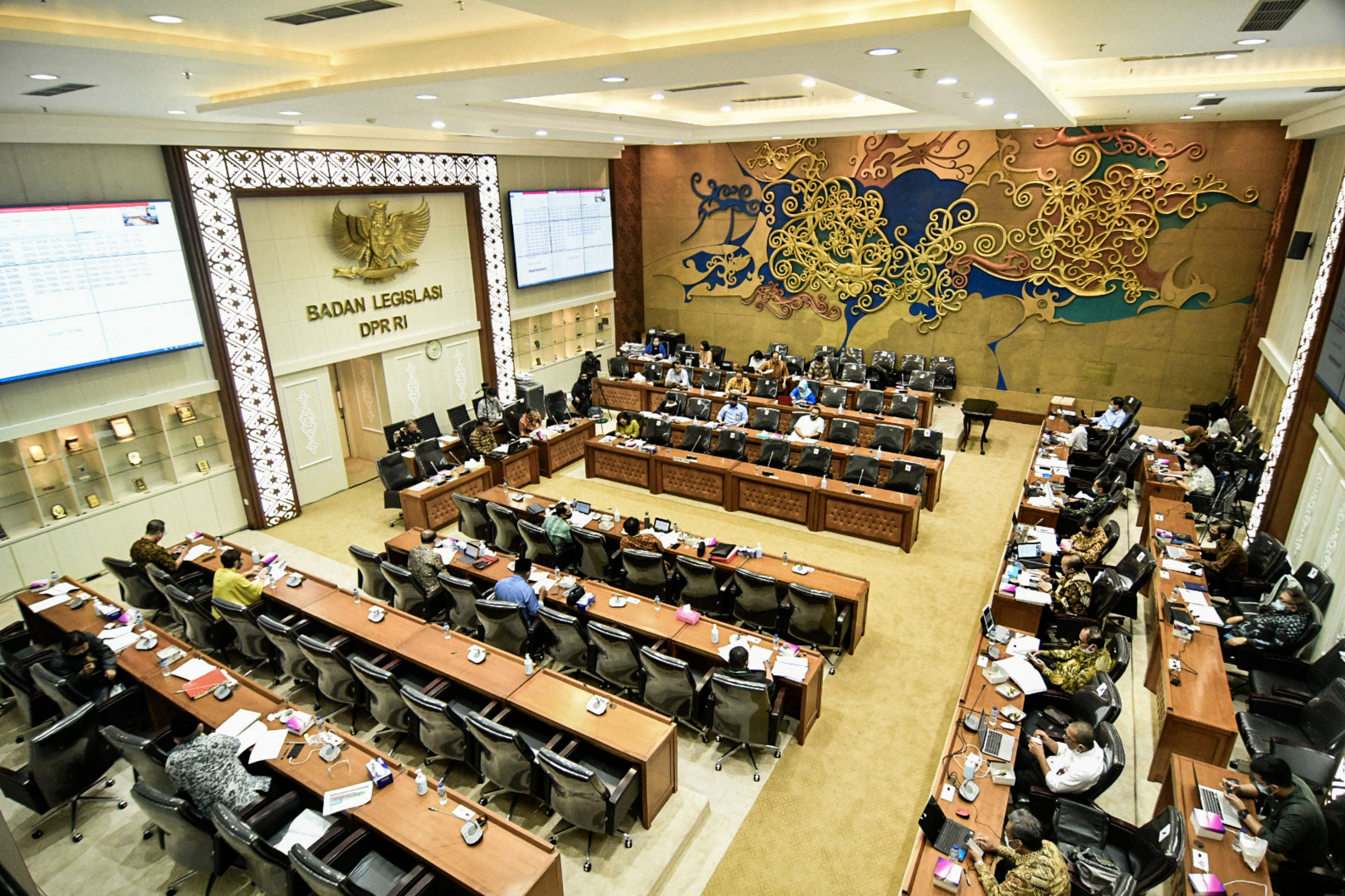 Suasana Rapat Panitia kerja Badan Legislasi DPR RI di Kompleks Parlemen Senayan, Jakarta membahas RUU Cipta Kerja.
