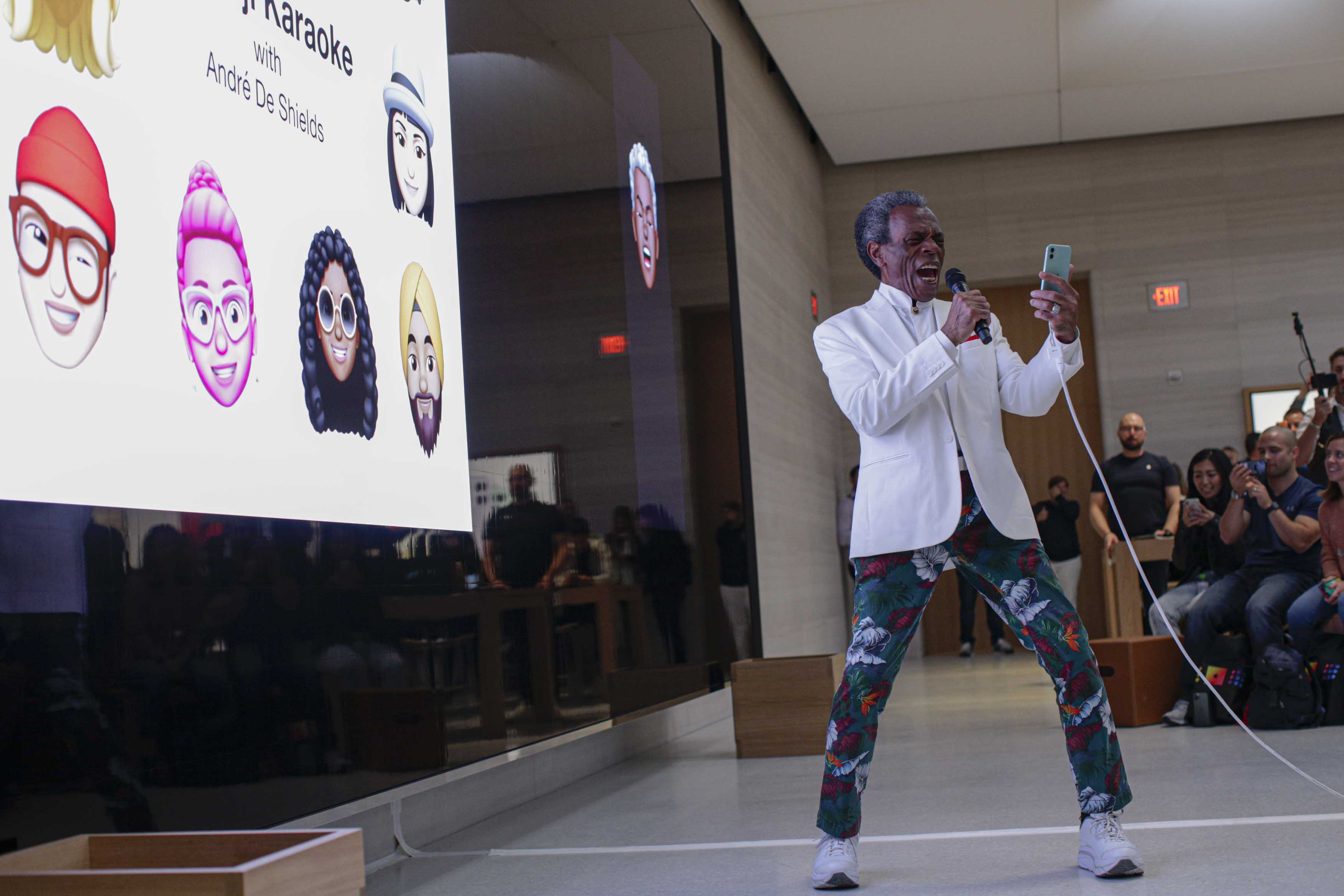 Seorang pria asyik berkaraoke di Kantor Apple, New York, AS, September 2019.