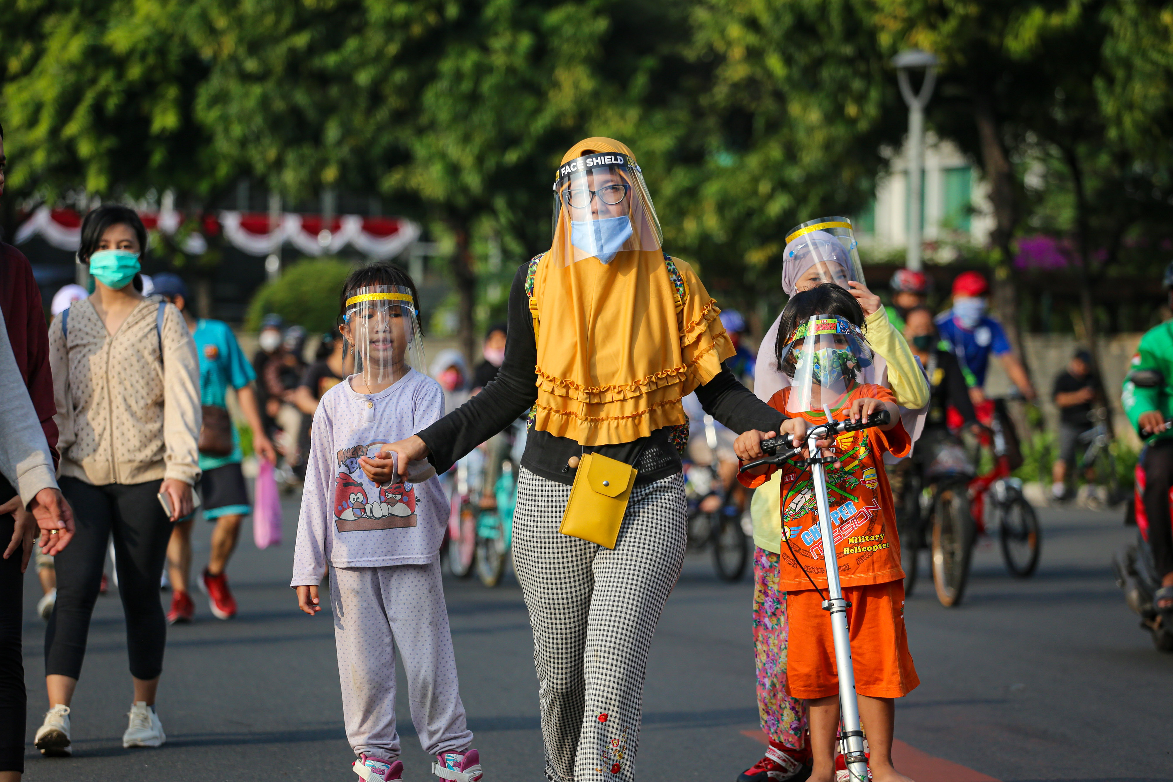 Sejumlah warga berolahraga di kawasan Bunderan HI, Jakarta