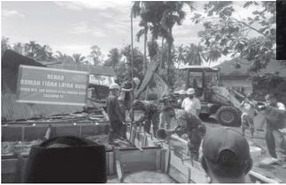 Anggota Satgas TMMD bersama warga merehab rumah tidak layak huni.