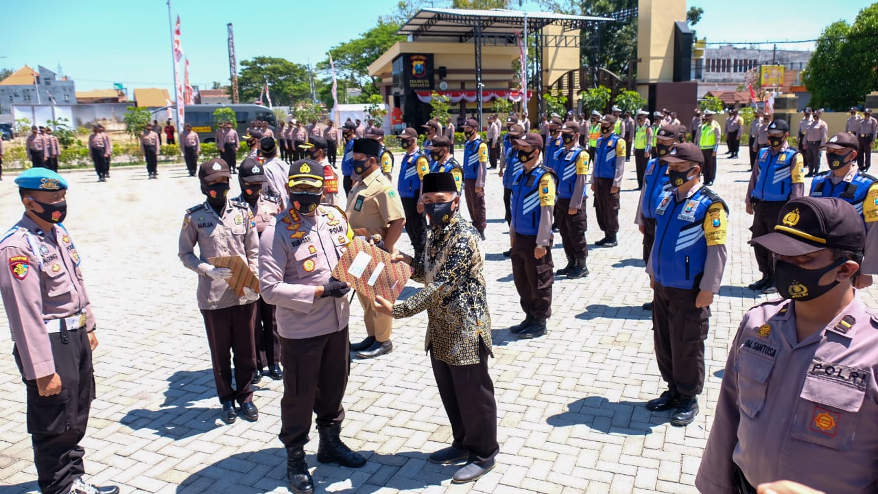 Kapolresta Sidoarjo berikan penghargaan bagi warga dan anggota yang aktif memerangi covid-19. 