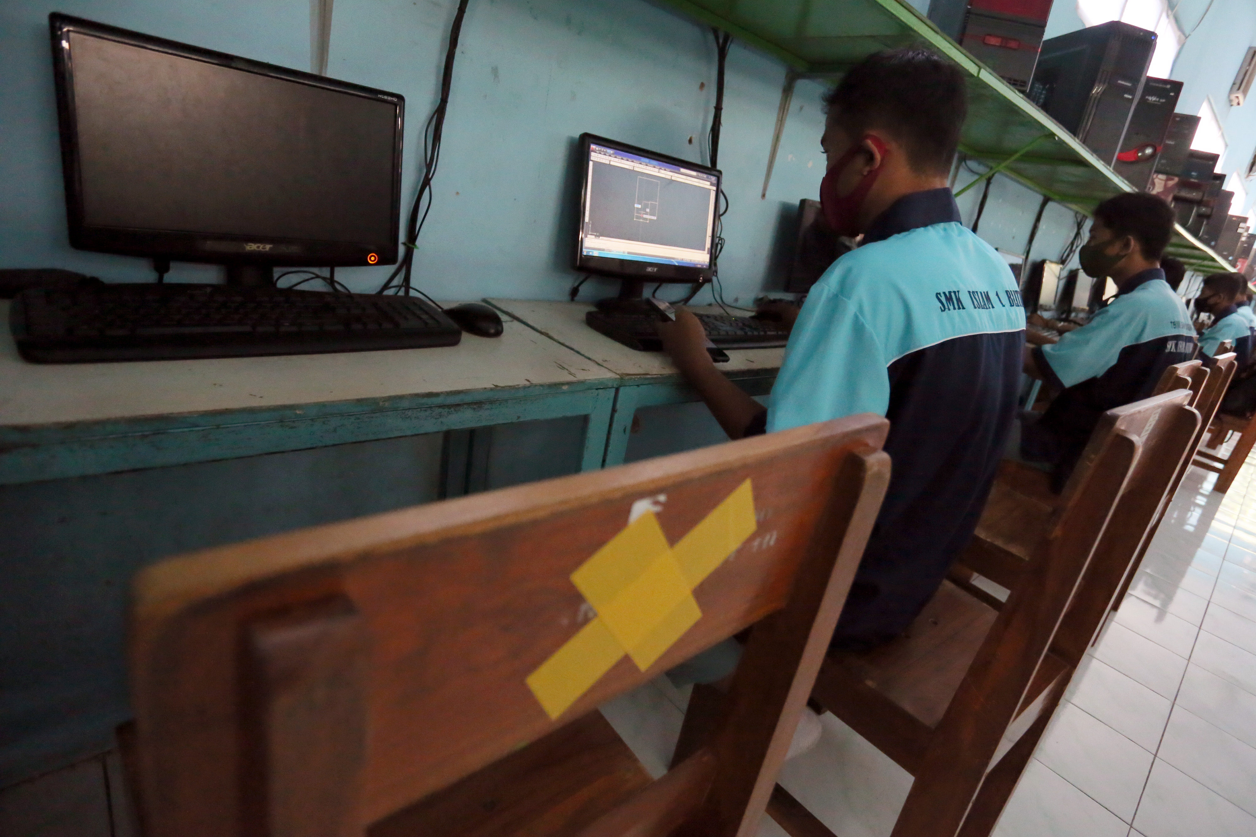 Siswa SMK mengikuti kegiatan belajar mengajar saat uji coba pembelajaran tatap muka di SMK Islam 1 Blitar, Jawa Timur, Selasa (18/8/2020)