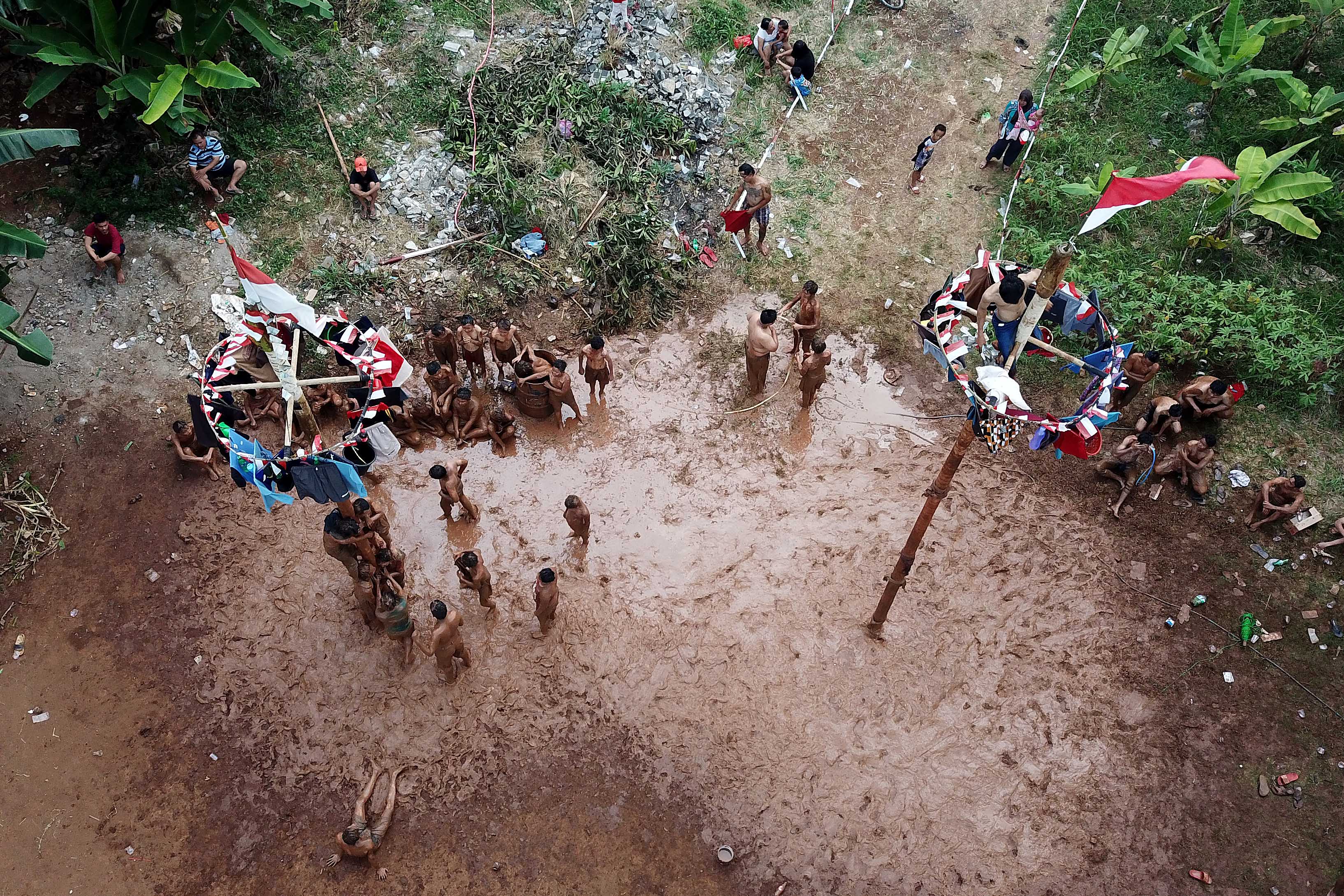 Warga mengikuti lomba panjat pinang di kawasan Pamulang, Tangerang Selatan, Banten, Senin(17/08/2020). 