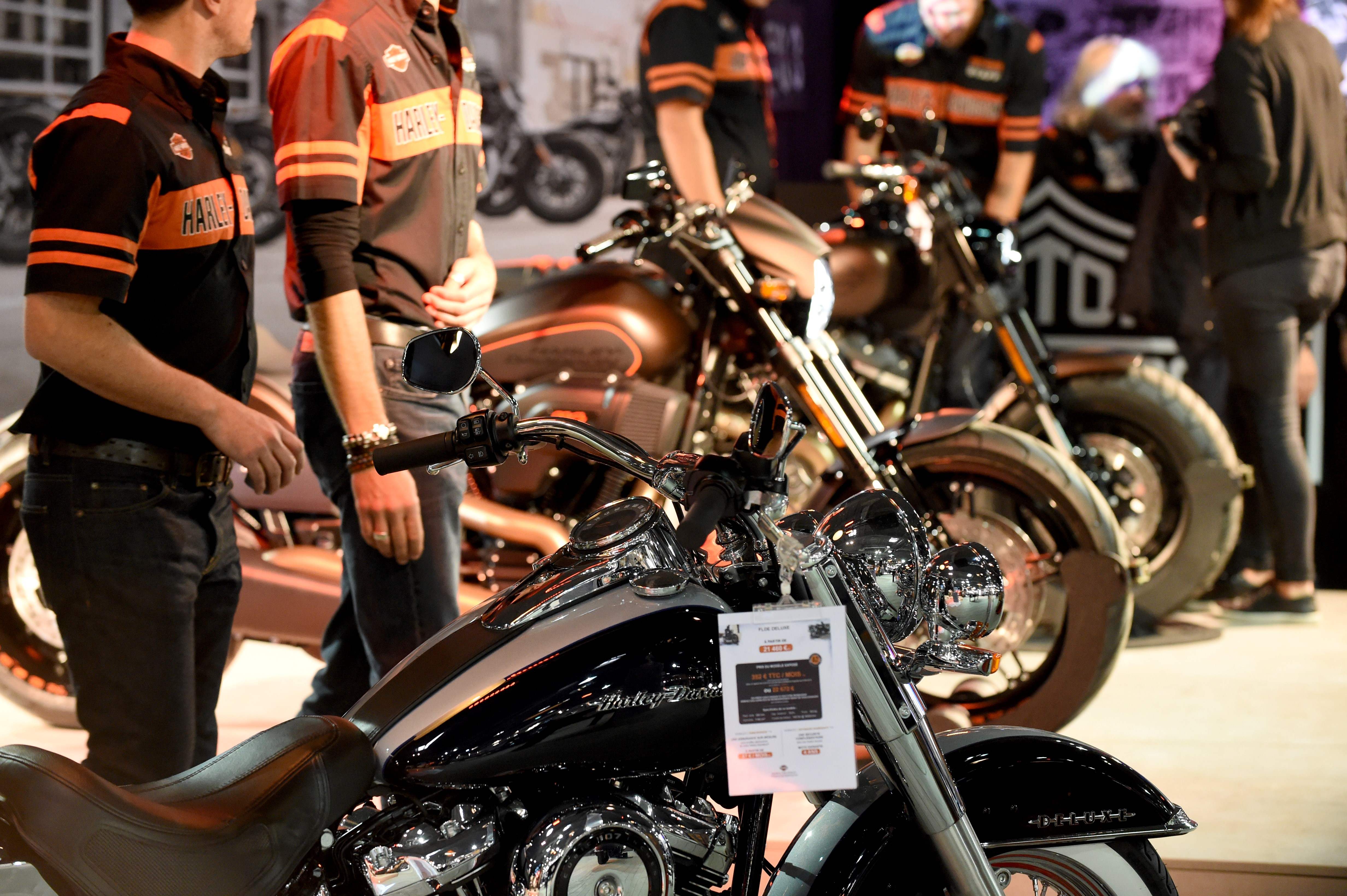 Ilustrasi motor Harley-Davidson dalam sebuah pameran internasional.