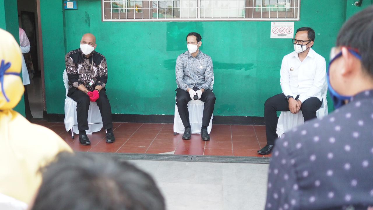 Mendikbud Nadiem Makarim (tengah).