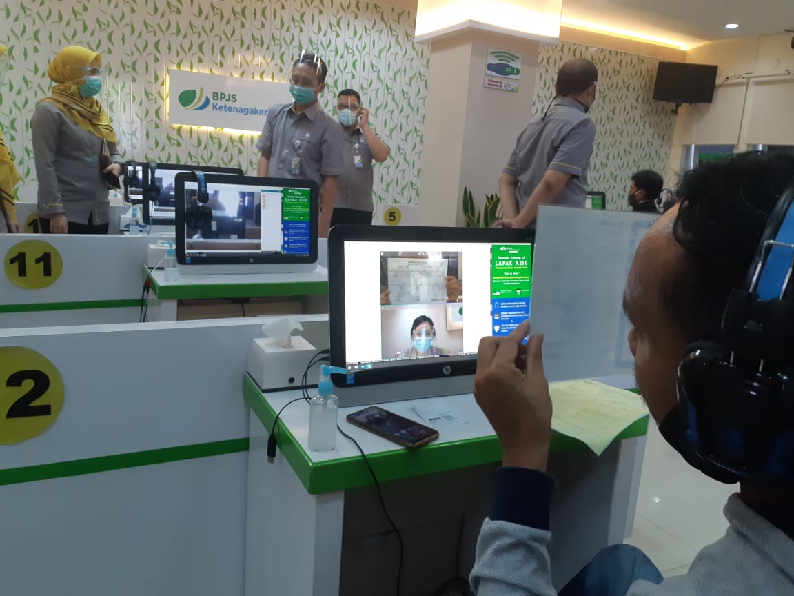 Peserta BP Jamsostek sedang mengajukan klaim jaminan pensiun di kantor BP Jamsostek Cabang Palembang.