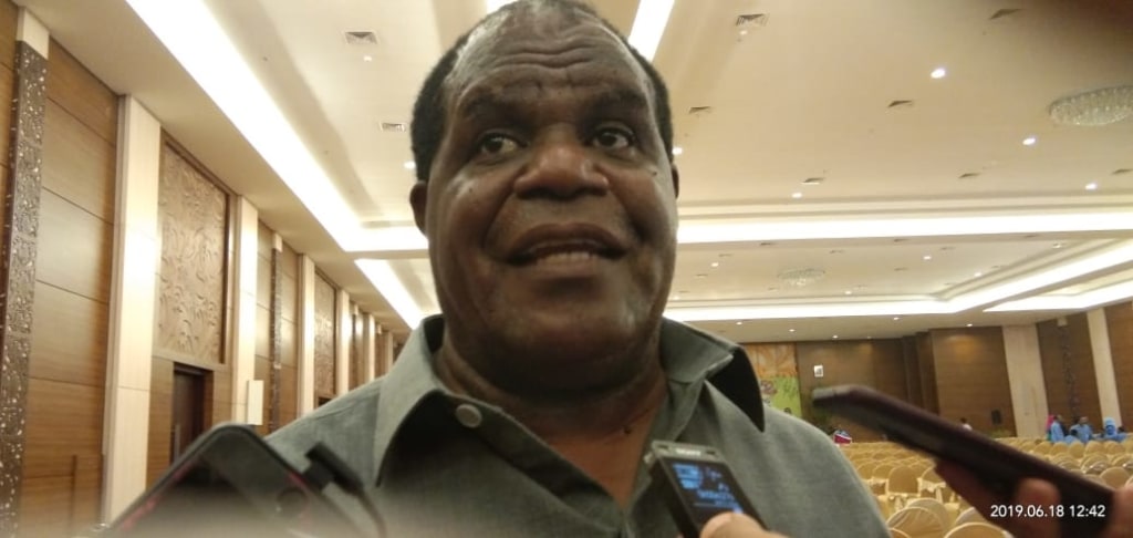 Bupati Sorong Johnny Kamuru 