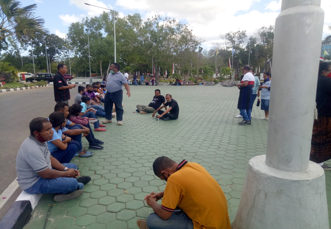 ebanyak 103 pegawai Dinas Pariwisata dan Ekonomi Kreatif Nusa Tenggara Timur (NTT) dihukum berjemur di bawah sinar matahari selama tiga jam