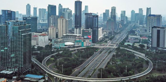 Foto udara kawasan pusat bisnis di Jakarta yang lengang saat pemberlakuan pembatasan sosial berskala besar (PSBB), Jumat (10/4/2020). 