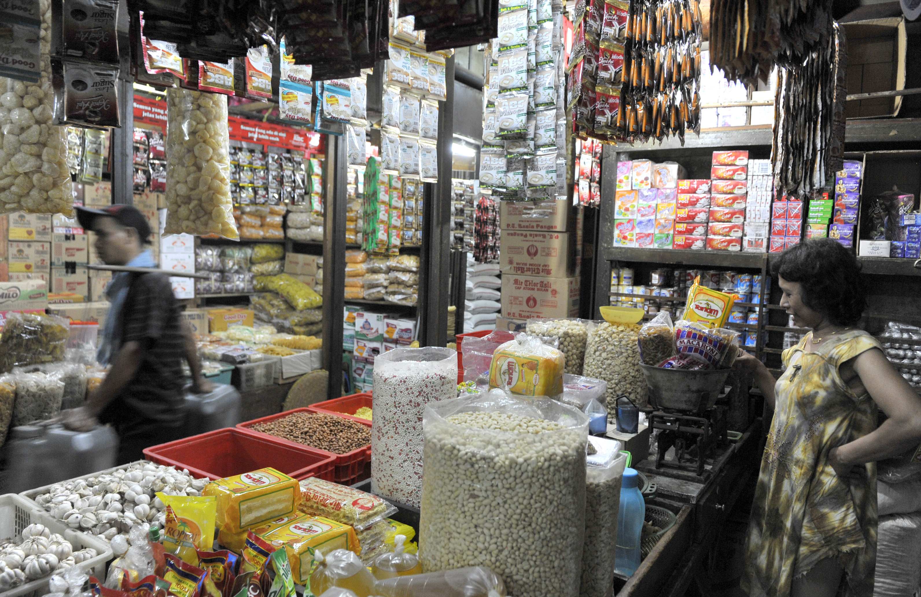 Pedagang melayani pembeli bahan makanan di Pasar Senen, Jakarta, Selasa (1/4).