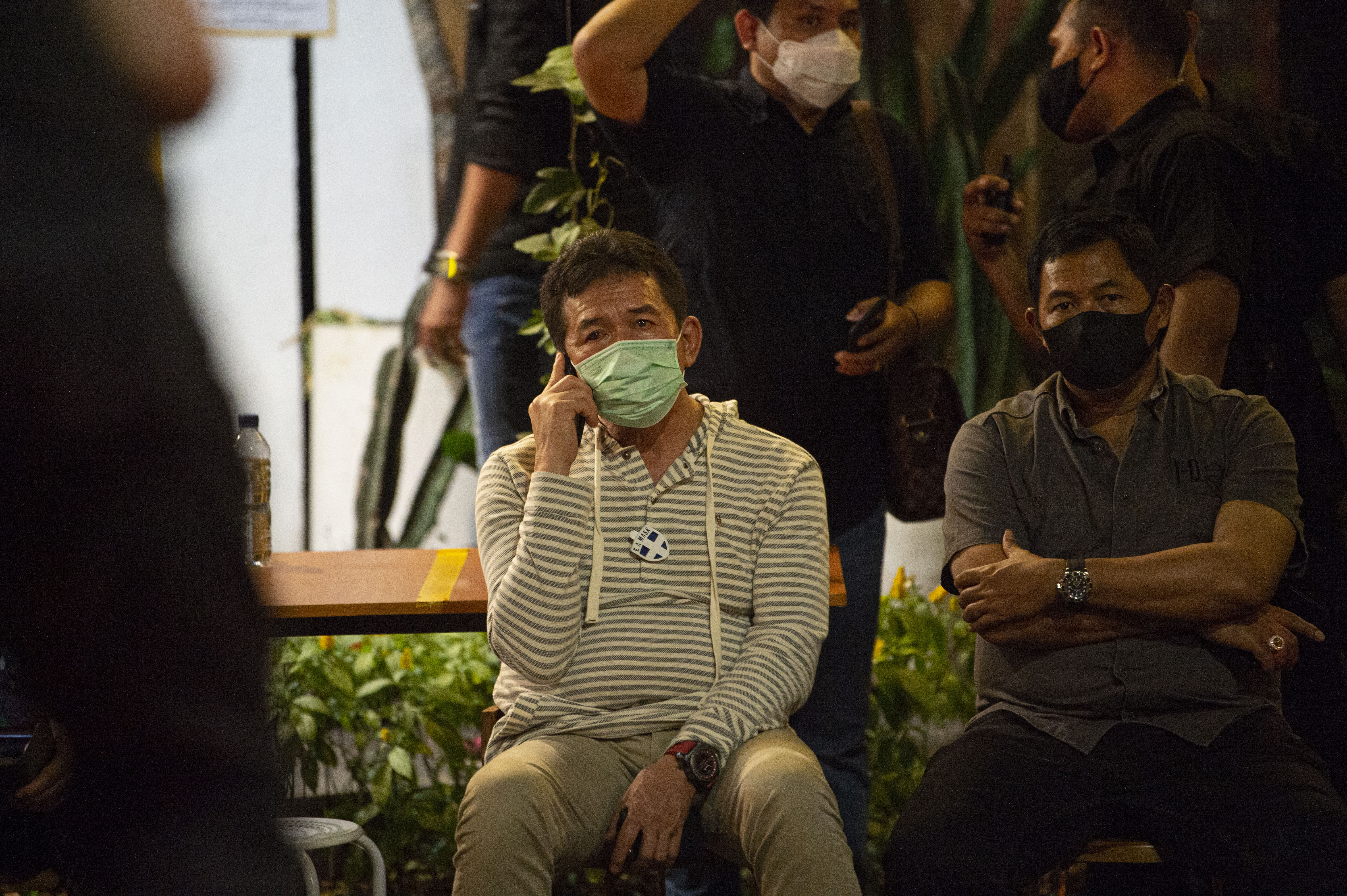  Jaksa Agung Sanitiar Burhanuddin (kiri) memantau proses pemadaman kebakaran gedung utama Kejaksaan Agung di Jakarta, Sabtu (22/8).