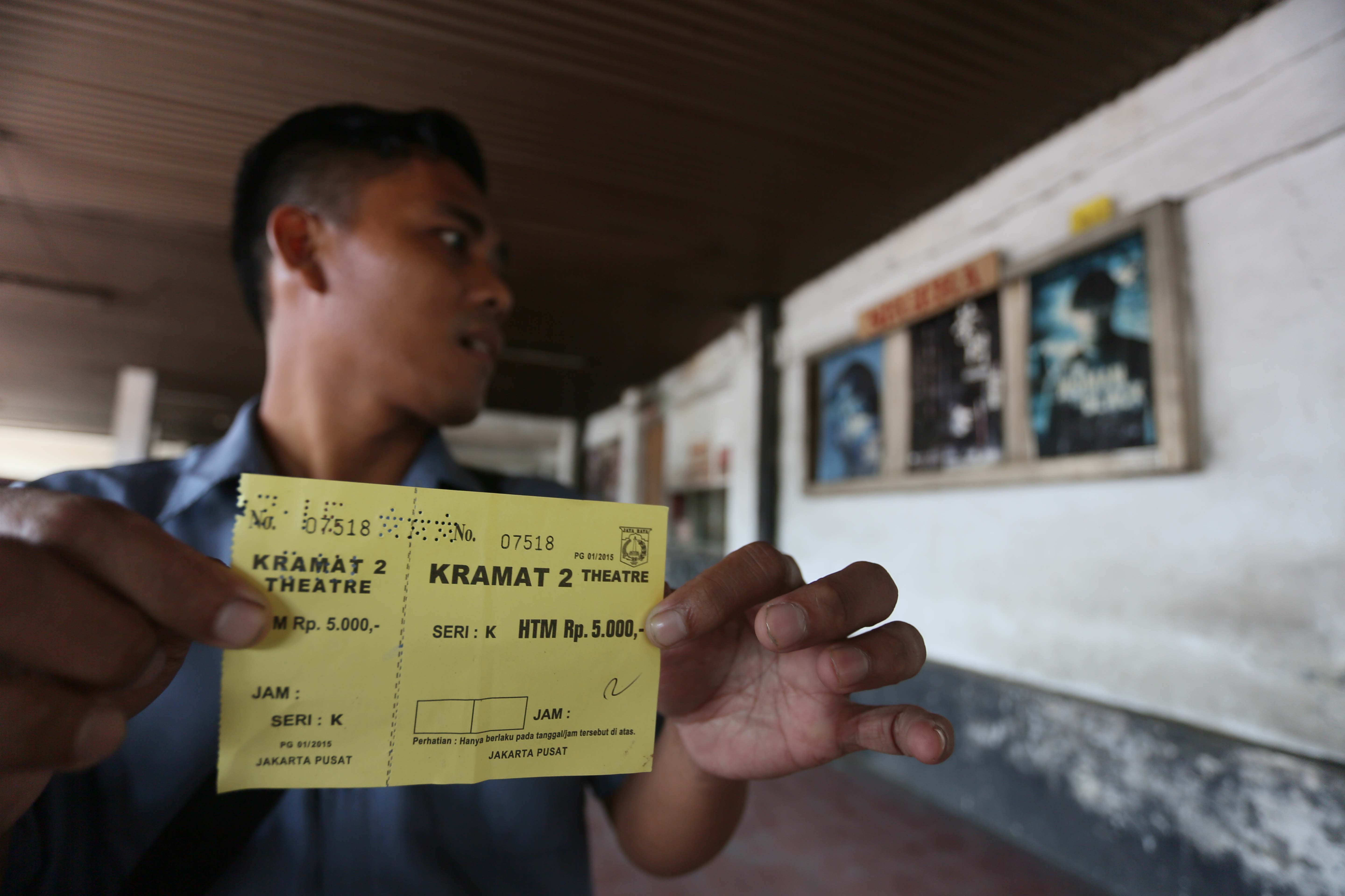 Ilustrasi--Pengunjung menunjukkan tiket masuk Grand Teater, Pasar Senen, Jakarta Pusat.
